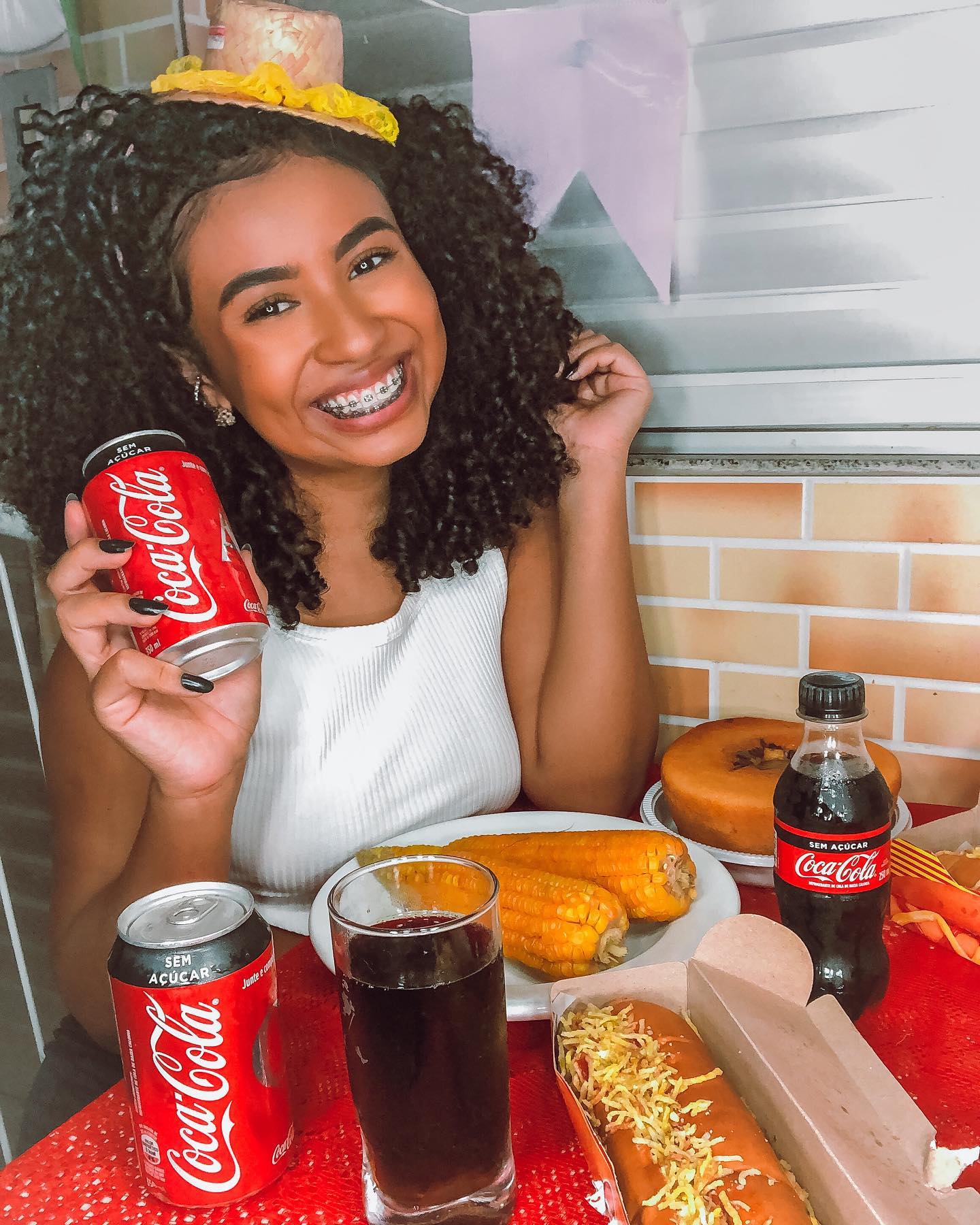 Chegou o Dia do Piquenique na sala da Coca-Cola.✨ São João tá na porta e só de falar bate aquela saudade das festinhas juninas e das comidas também é claro. 😋 Então, quem acompanhou os storys viu que a @cocacola_br me convidou a criar e relembrar essa data na minha casa mesmo e ficou tudo muito lindo, me diverti muito! 😍 Vocês também podem fazer aí na casinha de vocês só não esquece daquela Coca bem gelada pra deixar tudo mais completo!!❤️🤍 #publi #abertospromelhor