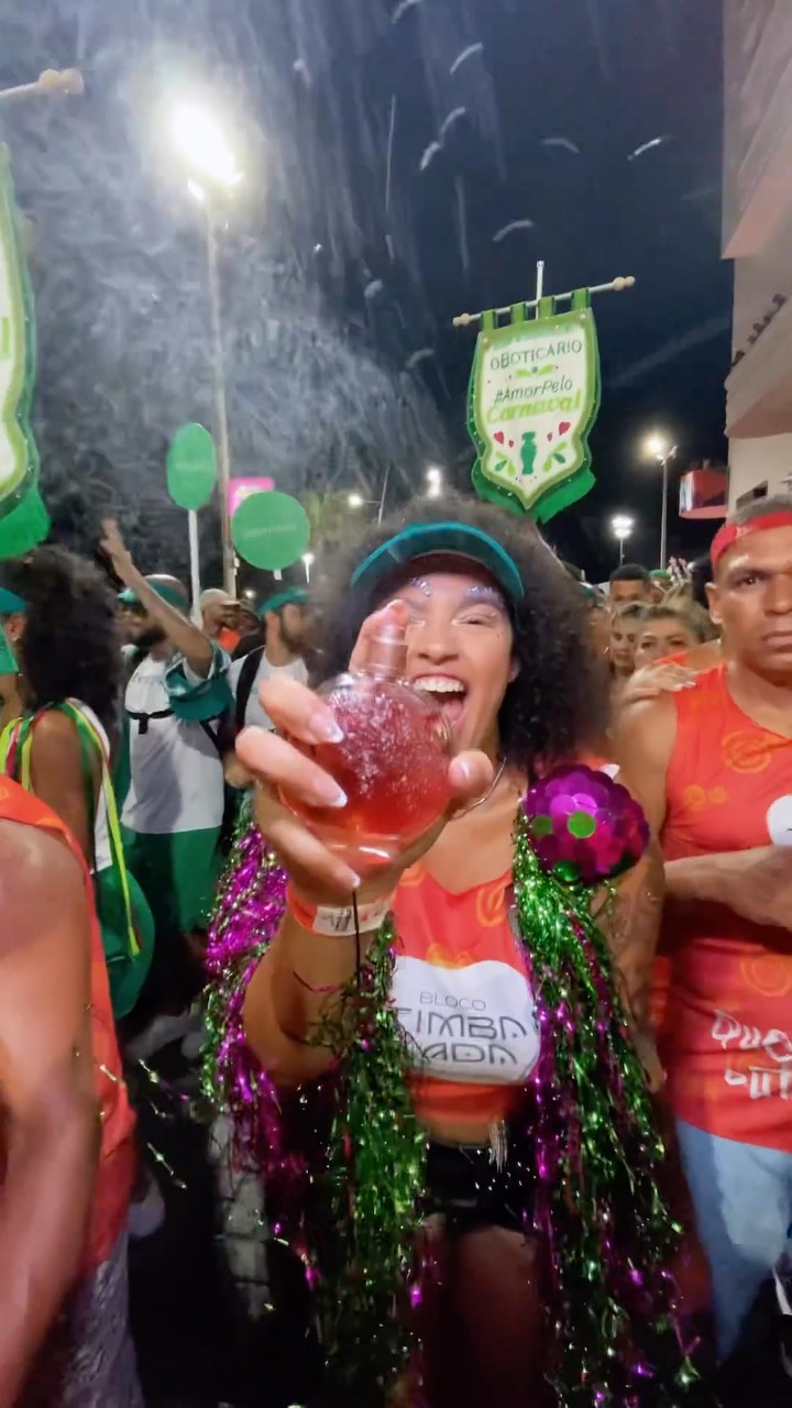 Dessa vez não preciso falar muito, afinal as imagens resumem o mix de sensações em colar junto com Timbalada. 
Muita história pra contar, sorrisos estampados no rosto, dança e um lugar onde todo mundo é livre pra ser você mesmo! 🤍
E claro, @oboticario não poderia ficar de fora dessa, né? 
Espalhando aqueles deliciosas fragrâncias no ar, brindes e aquele match perfeito entre beleza + alegria! 
Foi lindo, foi emocionante, foi delicioso de se viver e o melhor: todo mundo saiu cheirosinho! 

#AmorPeloCarnaval