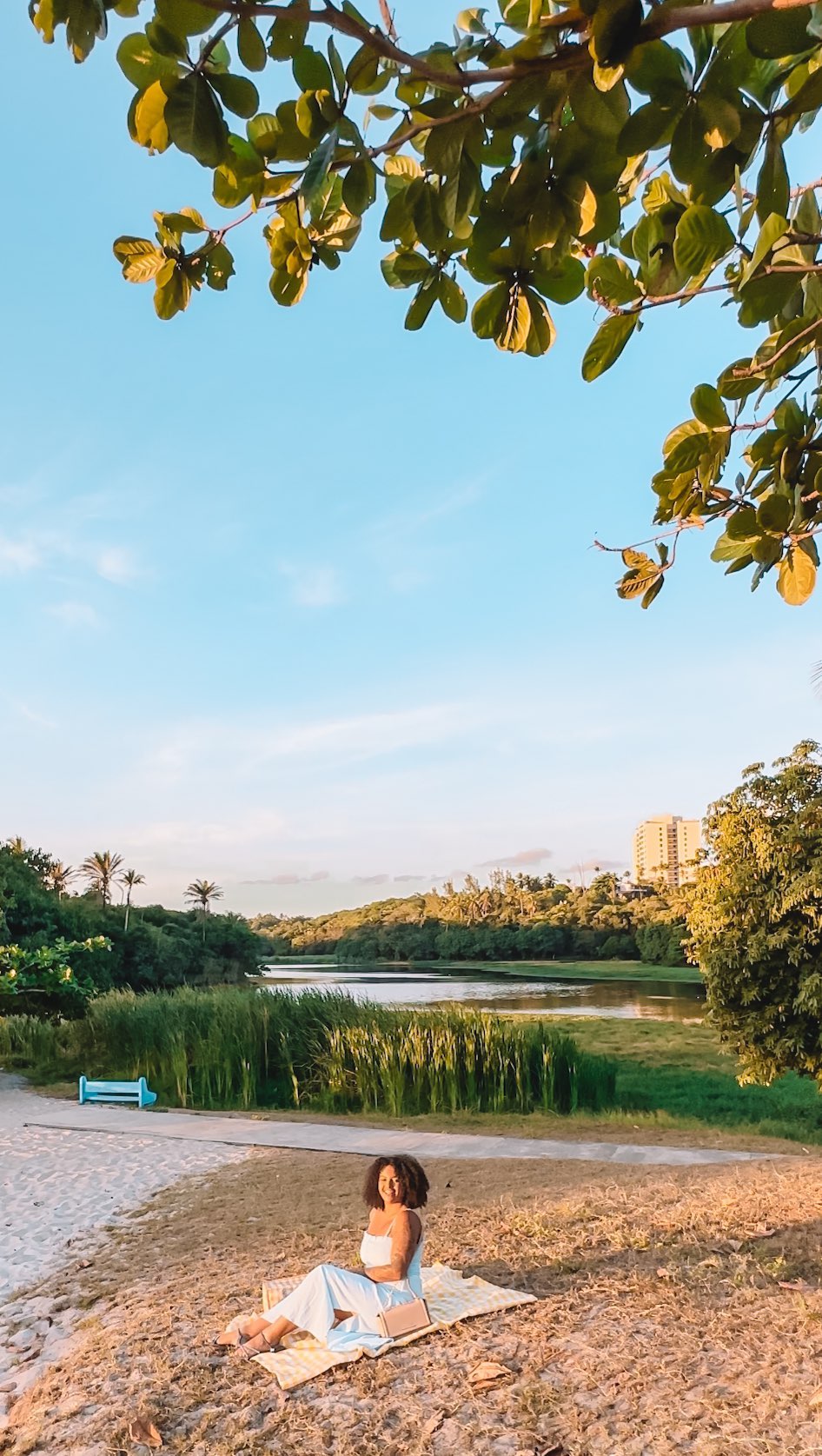 O que fazer no verão em Salvador 💛 

Já salva essa dica! 

1. Turistar no Santo Antônio Além do Carmo 
Onde você pode explorar as ruas coloridas e aproveitar para tirar várias fotinhas, aproveitar para tomar aquele café da manhã com vista incrível e conhecer os museus também. 

2. Conhecer a Vila Brandão
Que fica localizada bem ali no largo da vitória, onde você se encanta desde o início com o Mirante Wildberger com uma vista de tirar o fôlego. 
Na Vila Brandão vocês encontram praia, restaurante e natureza! 

3. Visitar o Mam 
O Museu de Arte Moderna da Bahia, que contém diversos espaços e exposições para visitar e logo em seguida, a parada obrigatória é pegar o barquinho para comer moqueca no bar da Mônica.

4. Assistir o pôr do sol no parque de Pituaçu 
Com uma área verde incrível, é impossível não se encantar com esse parque e todo espaço amplo que ele oferece! 

E é claro que precisa combinar o look pra cada rolê, né?  E os meus escolhidos foram todos da @lojasavenida, que tem uma loja completa pra toda família, tudo com o MENOR PREÇO todos os dias!  Aqui em Salvador tem três lojas: na Avn7 - Centro, na Liberdade e em Pau da Lima.

Agora me conte, qual desses lugares você mais gostou?  💛  #LojasAvenida #looksverão • publi