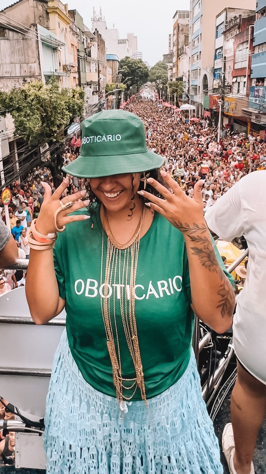 FALAR EM CARNAVAL, É FALAR EM SALVADOR!

E você sabia que o Campo Grande, ou mais conhecido como circuito Osmar, foi o primeiro circuito do carnaval da Bahia? 

Pois é! E @oboticario , a marca da beleza mais amada do Brasil, nos levou pra viver de pertinho a emoção da Pipoca de Saulo, que é lindo demais de ver e dá match em tudo que Boti acredita! Um carnaval com pluralidade, diversidade e inclusão, no qual ficamos livres para sermos quem quisermos e, assim, ressoar a verdadeira beleza da gente! 

Agora, me conte, qual a beleza do carnaval para você?

#oboticario #Publi #ABelezaDoSeuCarnaval