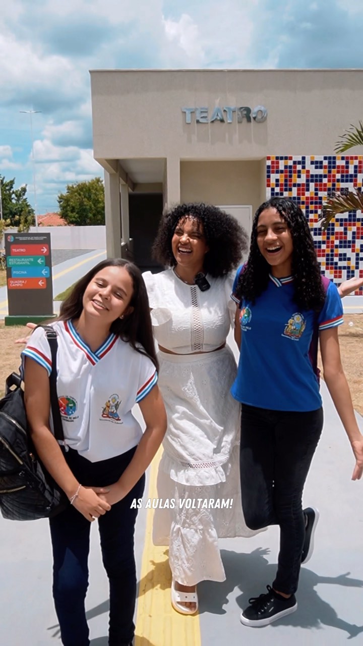 Falar sobre educação não tem como não se emocionar, né? 

E eu, sou @amoramota formada pela rede estadual de ensino e a convite da @educacaobahia pude acompanhar de perto a aula inaugural de volta às aulas em Feira de Santana, mas que também aconteceu em diversos municípios da da Bahia! 🩵

Foi lindo, emocionante e ver de perto a transformação dos colégios em pró de uma educação que nos possibilite de acreditar em nossos sonhos, é ainda mais marcante!