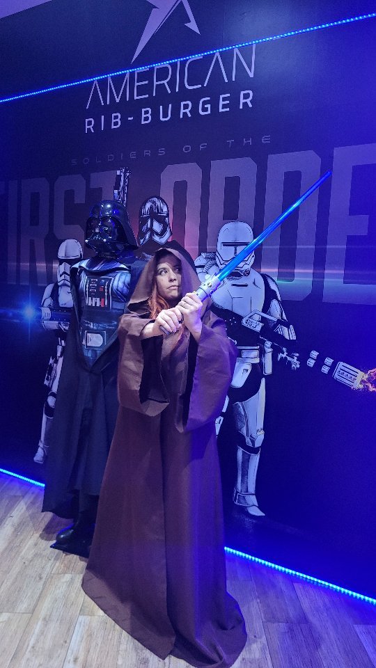 Olha eu aqui novamente, e agora em uma nova decoração!!!

Corre aqui fãs de Star War, chegou o momento de vcs brilharem!!!

E como sempre toda dedicação, carinho e claro cuidado com detalhes, a @americanribburger fez tudo para que você se sentisse na série 🎞️🎥!!!

Eu uma Jedi de respeito, não poderia deixar de ir conferir e lógico mostrar meu talento como uma  guardiã da paz e da justiça no universo!!! 

#starwars #starwarsfan #jedi #jedimaster 
#hamburgueria #americanribburger