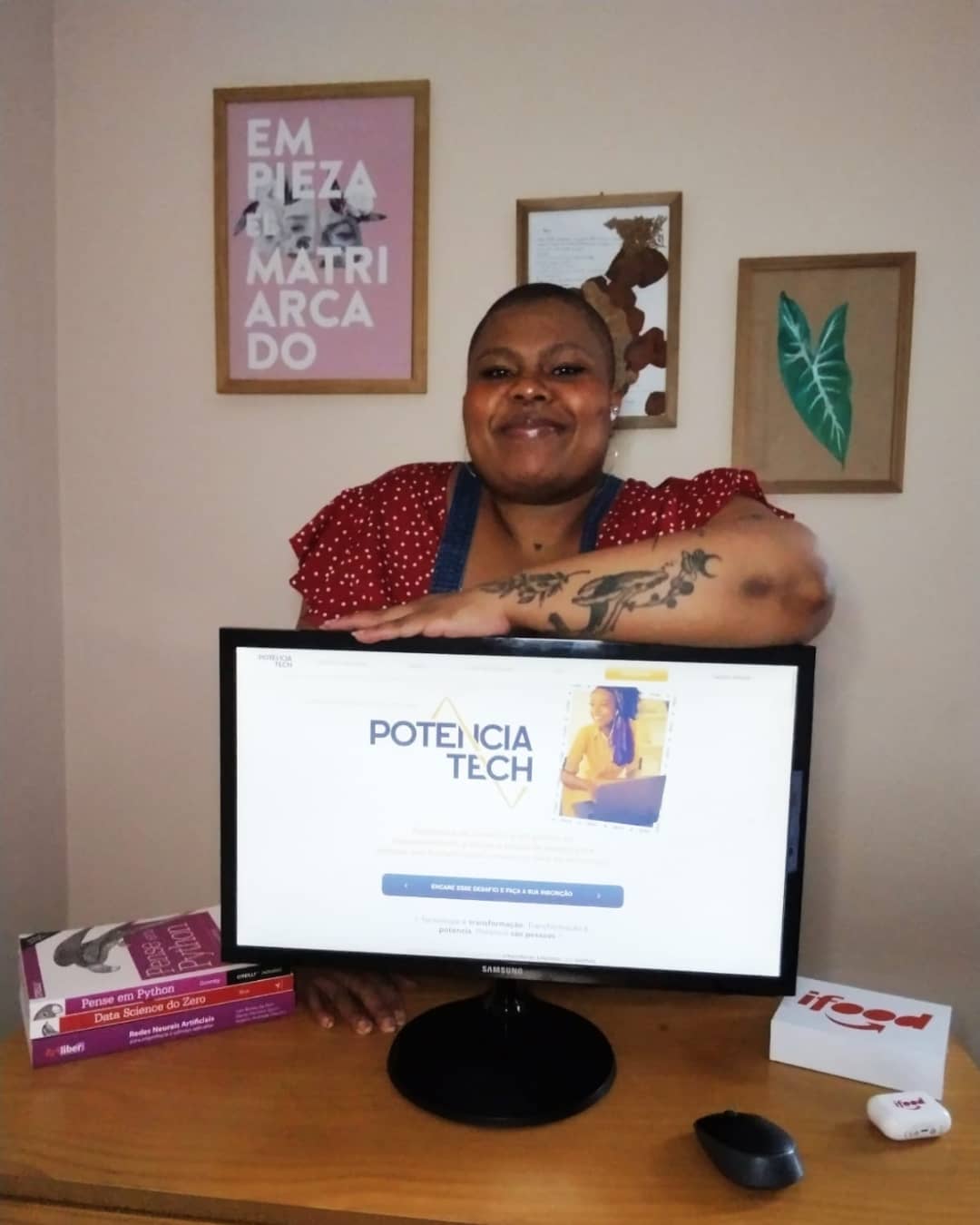 A @feirapretaoficial me convidou pra contar pra vcs que faz um tempo que a tecnologia deixou de ser um conhecimento opcional, somos e existimos no digital. Porém as tecnologias do futuro estão sendo construídas pelas mesmas mãos que construíram o passado, e nascem a imagem e semelhança de quem as cria. É preciso hackear sistemas, todos eles e fazer essa roda girar. 
Conheça, acesse e compartilhe Potência Tech, uma plataforma online, idealizada pelo @ifoodbrasil , que patrocina o evento este ano, e oferece cursos de formação e bolsas de estudo gratuitas na área de tecnologia.
O processo de participação é simples, você se cadastra, passa por uma trilha curta de desenvolvimento técnico, entra pra comunidade, escolhe seu curso e aproveita as oportunidades de emprego disponíveis.
Aprender tecnologia muda vidas. Mudou a minha e pode mudar a sua também, além de impactar o mundo com o que podemos criar.

#FeiraPreta20Anos
#ExisteUmFuturoPreto

 ● publicidade