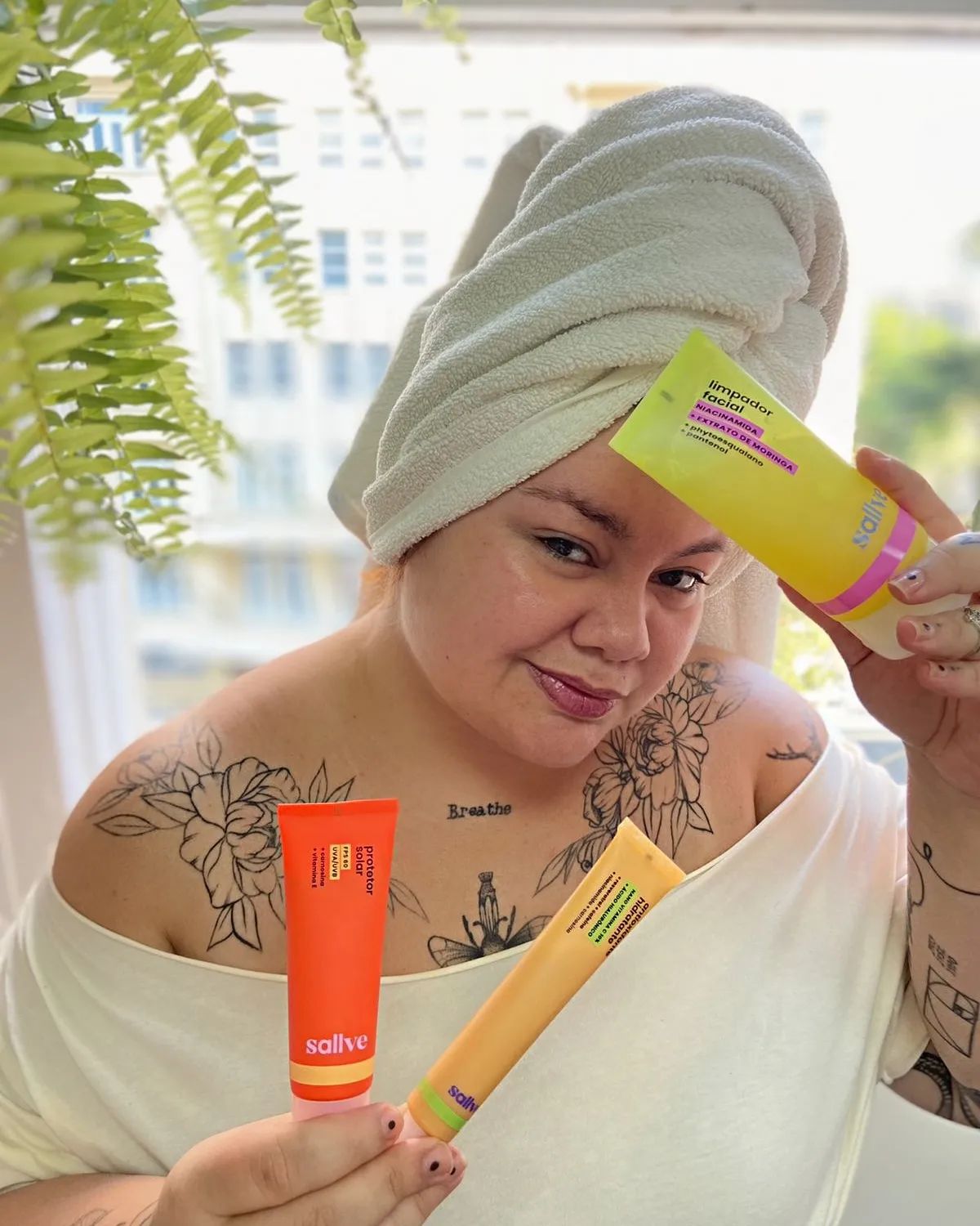 Kit Basicão da @sallve : 3 cuidados com a pele hiper práticos pra quem vive na correria!
- O limpador facial tem uma textura muito gostosa, espuma cremosa e desliga na pele feito nuvem. Limpa profundamente, controla a oleosidade que eu tenho e não resseca a pele.
- O Antioxidante Hidratante tem uma fórmula única que reúne 5 antioxidantes powers ao ácido hialurônico. Eu amo porque protege a pele de radicais livres, segura a onda das olheiras (e aspecto de cansaço). Além disso ele uniformiza tom e textura da pele (meus poros dilatados agradeceram) e dão aquele suporte no controle da oleosidade que surge com o passar do dia.
- Protetor Solar: Eu tinha muito em mente a textura de protetor tradicional mas a @sallve me surpreendeu tá? A textura do protetor é fluida, leve, espalha muito rápido, não deixa a pele esbranquiçada e tem fator 60, protegendo da luz azul, exposição solar e preserva o colágeno!
Eu finalmente estou vivendo a minha pele sem medo! Curtiu?
Tem cupom da Ana com R$30 OFF nas compras acima de R$99 hein! Salva ai: 30#AANAXIMENES
#pelesalve #vivasuapele #sallve #skincare Kit Basicão da @sallve : 3 cuidados com a pele hiper práticos pra quem vive na correria!
- O limpador facial tem uma textura muito gostosa, espuma cremosa e desliga na pele feito nuvem. Limpa profundamente, controla a oleosidade que eu tenho e não resseca a pele.
- O Antioxidante Hidratante tem uma fórmula única que reúne 5 antioxidantes powers ao ácido hialurônico. Eu amo porque protege a pele de radicais livres, segura a onda das olheiras (e aspecto de cansaço). Além disso ele uniformiza tom e textura da pele (meus poros dilatados agradeceram) e dão aquele suporte no controle da oleosidade que surge com o passar do dia.
- Protetor Solar: Eu tinha muito em mente a textura de protetor tradicional mas a @sallve me surpreendeu tá? A textura do protetor é fluida, leve, espalha muito rápido, não deixa a pele esbranquiçada e tem fator 60, protegendo da luz azul, exposição solar e preserva o colágeno!
Eu finalmente estou vivendo a minha pele sem medo! Curtiu?
Tem cupom da Ana com R$30 OFF nas compras acima de R$99 hein! Salva ai: 30#AANAXIMENES
#pelesalve #vivasuapele #sallve #skincare