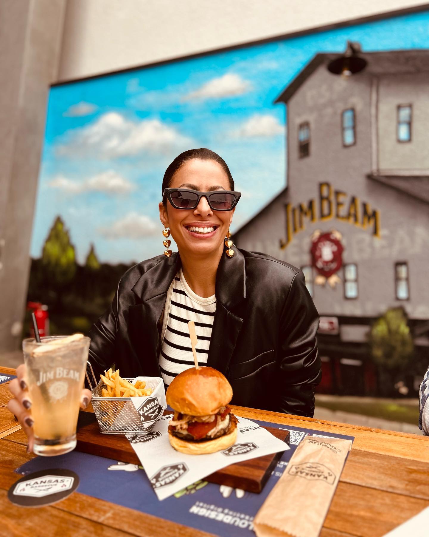 Hoje é o dia do Hambúrguer 🍔 e se tem Hambúrguer 🍔 tem @jimbeambr 🥃

Eu a minha #jimbeambqfamily fomos no @kansas.bbq para comemorar a data!

De 28/5 a 5/6 nas casas participantes em cidades como Campinas, Americana, São Paulo, Rio de Janeiro, Recife e São José dos Campos, você pede 1 hambúrguer 🍔 e ganha 1 drink 🥃 @jimbeambr o bourbon nº1 do mundo.

Os drinks são feitos com @jimbeambr nas versões Tradicional, Honey ou Apple. 🥃🖤

Não tem coisa melhor que reunir os amigos! 🥃🖤 Foi um domingo delicioso!

Aproveitem: de 28/5 a 5/6

#JimBeambr #Burgerétudodebourbon 
#tudodebourbon
#bebacommoderação