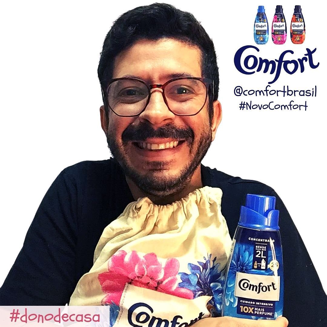 Novidade! O Comfort que a gente já conhece mudou de cara! Uma nova embalagem, nova fórmula, 10x mais perfume e com óleo de argan! 😍
O novo Comfort concentrado com MAIS PERFUME E ÓLEO DE ARGAN, transforma a experiência com o perfume, em um momento único. Comfort tem cheiro de infância né... remete à tantas memórias gostosas... Me lembro da minha mãe trocando a roupa de cama... 😬 E agora com 10x mais perfume então, a casa toda fica com o cheiro de infância. À partir de hoje vou dividir com vocês um pouco do meu universo de quem assumiu a casa enquanto a mamãe da Ana cuida dela na barriguinha... a roupa agora é por minha conta, e do @comfortbrasil. 😉 #donodecasa 
.
#Publicidade #novocomfort #paidemenina #pai #casa #familia #dolar #qualidadedevida #maisperfume #cheirodeinfancia