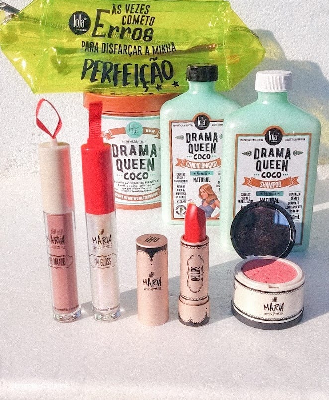 #Recebidos da lolacosmetics ❤️
.
1° Uma necessaire 👝
. 
2° Máscara Linha #dramaqueencoco
.
4° Shampoo #dramaqueencoco
. 
5° Condicionador #dramaqueencoco
. 
6° Batom Matte Phyna
. 
7° Gloss Labial Glitteralmente
. 
8°Batom Matte Ryca
. 
9° Blush Rosa Maria
. 
Eu já testei tudo, os batons, o blush e a Linha Drama Queen Coco, Ah! e a necessaire já está sendo usada 👏😍
. 
E tudo que a marca promete, eu aprovo ✔️
Meu cabelo estava seco, e na primeira lavagem eu já vi resultados. Já quero pra vida essa linha. ⚟
❤️😍👏📸