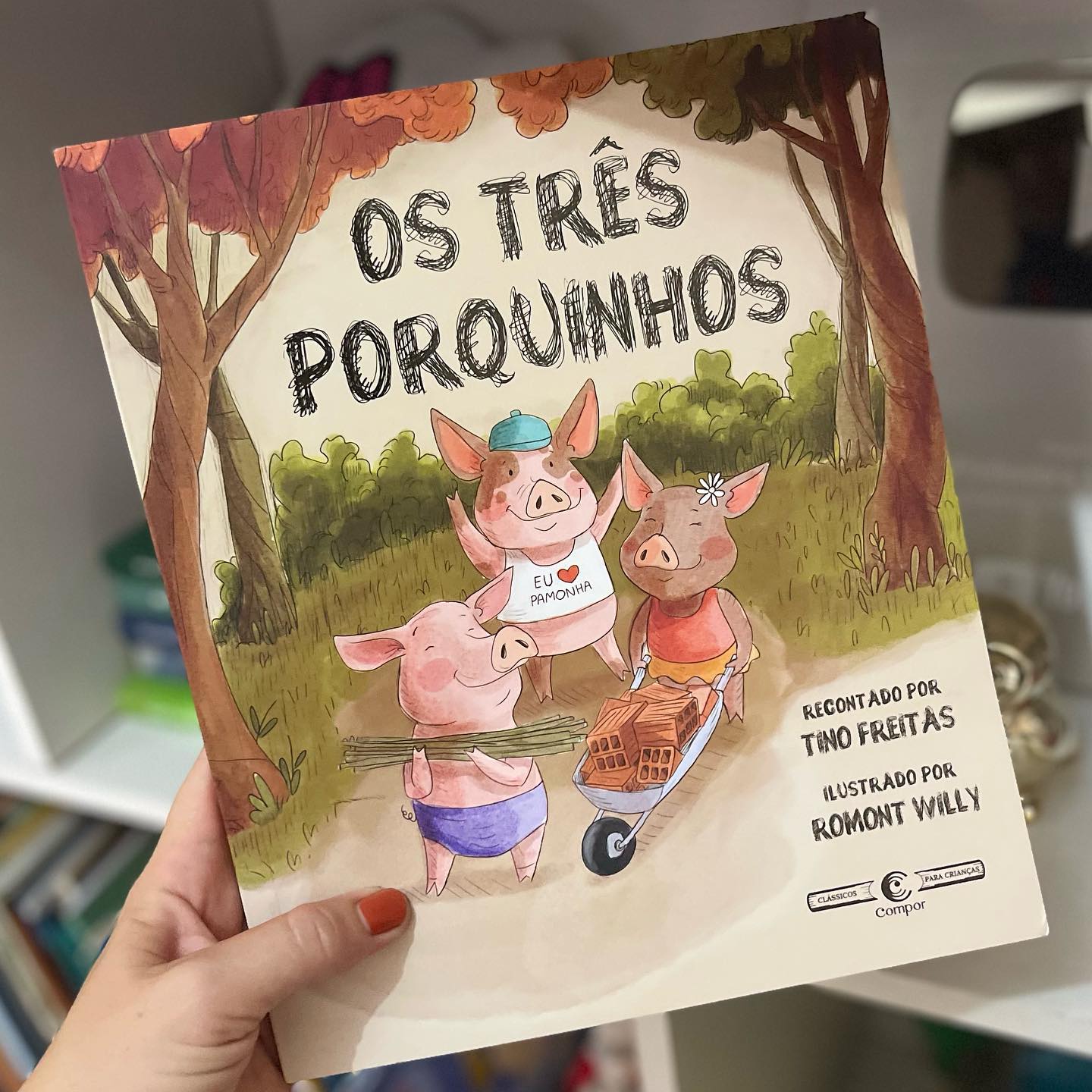 📚 DICA LITERÁRIA 📚

Livro: OS TRÊS PORQUINHOS 
Reconto por: Tino Freitas
Ilustrador: Romont Willy
Tema: Ficção, Contos de Fada, Contos da Tradição Oral, Infância
@grupo.le 
“COLEÇÃO COMPOR PARA CRIANÇAS”

Vem conhecer o Cacareca, o Tiririca e a Pururuca 🐷🐷🐷
Nesse reconto de OS TRÊS PORQUINHOS nasceram no era uma vez, um lugar cheio de histórias tão, tão, tão incríveis que se espalharam pelo mundo, emocionando avós, pais, filhos e filhas. Cada pessoa que as ouvia tinha vontade de contá-las para outra.

Assim, essas histórias foram morar nos livros e são chamadas de clássicos. 
Em vários lugares, há quem conte essas mesmas histórias de um jeitinho parecido, mas diferente. Por isso as chamamos de reconto.

Agora, convidamos você a ler este reconto de um clássico das histórias para as crianças.

✨Obra que você encontra na Loja do @grupo.le 👏🏻👏🏻👏🏻

👉🏻 Clique no link da bio do @grupo.le ou acesse www.loja.le.com.br

📚📚📚📚

.
.
.
.
.
.
.
.
.

#ostresporquinhos 
#dicaliterária 
#grupolê
#lerédiversão 
#ostrêsporquinhos 
#livroinfantil #livros #educacãoinfantil #dicadelivro #professoras #professora #educacaoinfantil #pedagoga #livrosparabebe #classicoinfantil 
#grupole #classicosinfantis #amoserprofessora #contacaodehistoria #historiainfantil #pedagogas #reconto #professorasdobrasil
#livropersonalizado #livrosinfantis