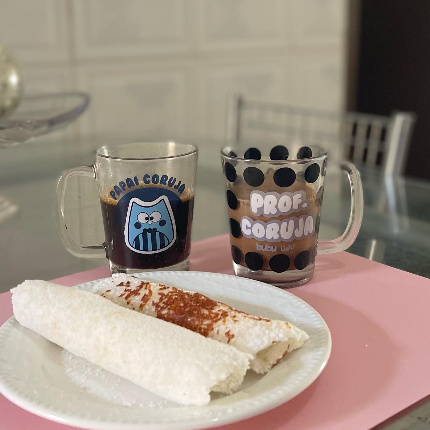 Tem Prof ai “Cafezeira”? 🤭
Hora do cafezinho com leite da Prof Coruja e do café do Papai Coruja ☕️ com essas lindezas de canecas da @bubueascorujinhas ! 😍💝

Acesse o site da Uatt @uattoficial e garanta também a sua 💕

#bubu #diadospais #papai #papaicoruja #kids #fofura #presente #momentos #caneca #sabores #fy #instagram
#fofura