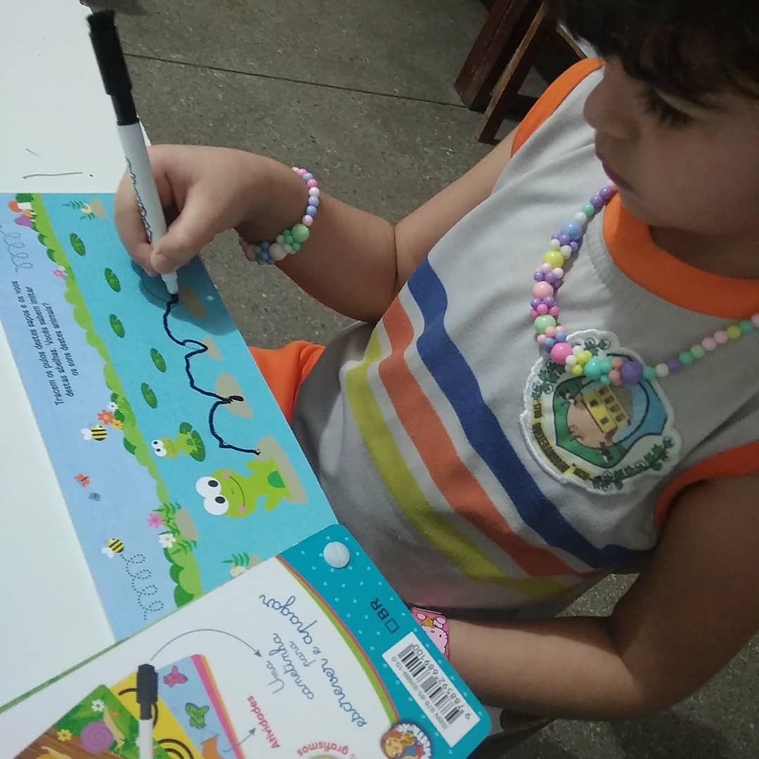 Posso dizer que esse livro que ganhei da @catapultalivros tornou-se aquele recurso indispensável nas atividades de estímulo a coordenação motora fina, tão necessária na Educação Infantil! Além disso, gostei demais da criatividade, da qualidade do material, possibilita escrever e apagar, é maravilhoso! 
Vou querer toda a coleção!
Este livrinho é o "Grafismo" da coleção "Abremente Mini" que tem uma proposta original para que as crianças possam observar e identificar o grafismo em um contexto significativo, divertido e criativo! 💯📖☺️
Você encontra a coleção nas principais livrarias do país, mais informações aqui! 👇
@catapultalivros e no site www.catapulta.net
.
#educação #educacao #coordenaçãomotorafina #coordenacaomotora #grafismo #motricidade #livroinfantil #souprofessora #professoras #professora #educaçãoinfantil #educacaoinfantil  #saladeaula #crianças #pedagogia #pedagoga #maternal #professoraporamor #vidadeprofessora #amoserprofessora #escolar #atividadespedagogicas #pedagogiaporamor #aprenderbrincando #grupocompartilharsaberes #pedagogas #professorasdobrasil #professorasdoinstagram #redecompartilhandoamor #educaçãocolaborativa