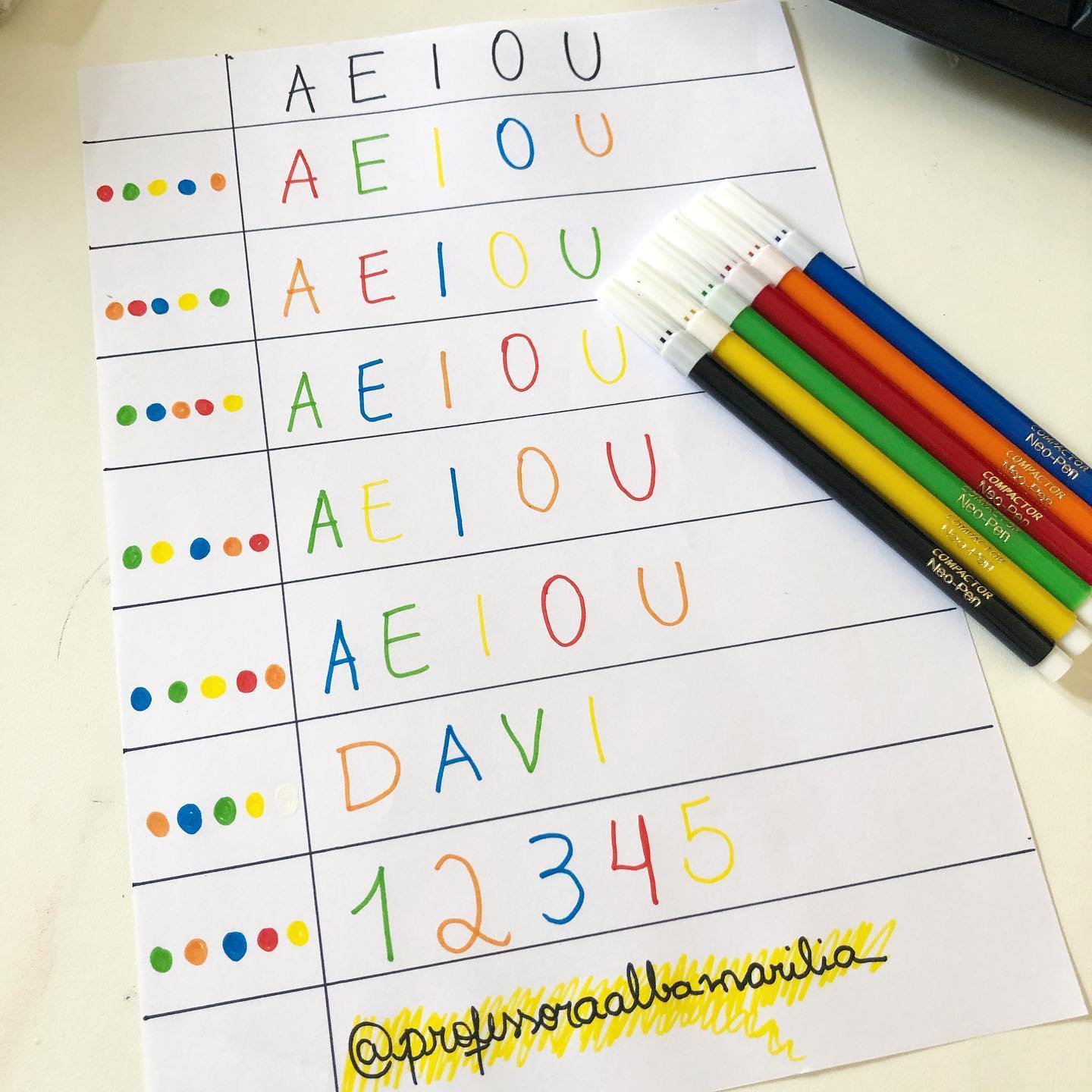 Sugestão de atividade de vogais, que podemos usar também o nome da criança, números... só seguindo as instruções das cores. Daquelas achados que sempre guardamos os prints do @pinterestbr 
Material 👉🏻 Folha A4 e canetinhas, as minhas são as Neo-Pen que ganhei da @compactor ☺️
•
•
•

#EducaçãoInfantil #educacaoinfantil #alfabetizacao #atividadeinfantil #professoras #pedagogas #atividadeseducacaoinfantil #atividadesparacriancas #educacaocolaborativa #maternal #atividades #professoraporamor #amoserprofessora  #professorasdobrasil #educacao #montessori #atividadepedagógica #pedagogiaporamor #atividadeparacrianças #grupocompartilharsaberes #educaçãocolaborativa #atividadespedagógicas  #professoraalbamarilia #atividadesludicas #cores #alfabeto #atividadespedagogicas 
#aprendervogais #alfabeto #letrasiniciais #aprenderonome