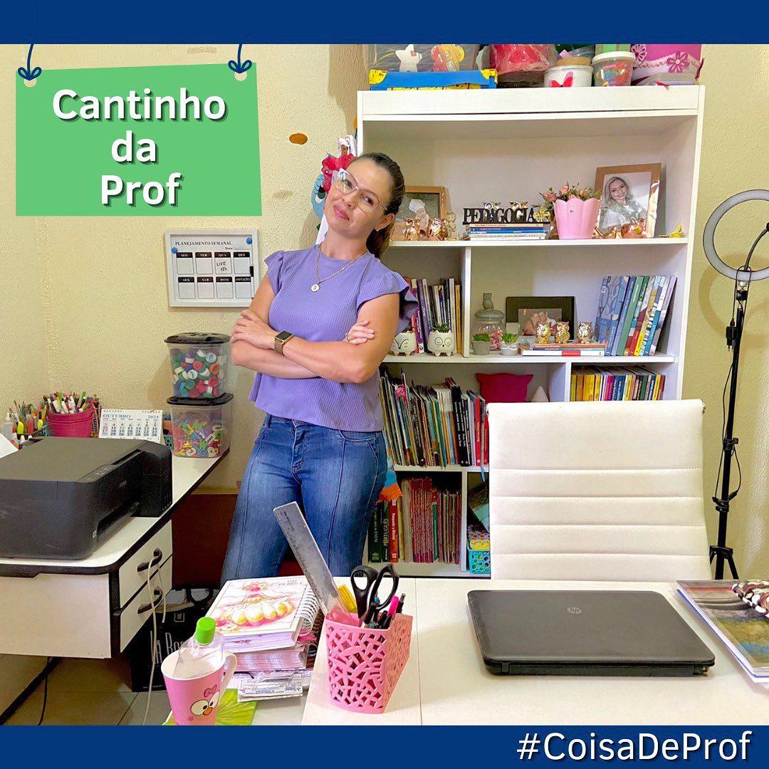 Eu sei que ter um cantinho é sonho de muitos Profs! Foi o que mais tive necessidade trabalhando em casa, organizar um espaço para trabalhar, estudar, quase montei uma escola e um estúdio! 😅 Isso é muito #CoisadeProf 😆

Seja a mesa de jantar ou a bancada da cozinha, se transformou em cantinho de trabalho para muitos #Professores com a pandemia. 
Se você conseguiu organizar um espaço na sua casa, seja qual for ele, tenho certeza que é onde você deu e continua dando o seu melhor! 👏🏻👏🏻

👏🏻 Parabéns Prof! 
Por isso você merece todas as homenagens e a @fundacaolemann e a @conectandosaberesnacional 
estão dedicando todo o mês de outubro pra falar sobre e com professores!

Vai ter muita homenagem ainda e Histórias de #Profs
Clica aqui 👇👇👇 
@fundacaolemann @conectandosaberesnacional 
Para não perder nada! 😉

Agora, me mostra seu cantinho que é a cara de #CoisadeProf
.
.
.
.
.
.
.
.
.
.

#professoraalbamarilia #fundacaolemann #conectandosaberes #publi #professoradeeducacaoinfantil #professora #professoras #professoradaeducaçãoinfantil #educaçãoinfantil #professoraeducacaoinfantil 
#educacaoinfantil #pedagoga #professoraporamor #vidadeprofessora #amoserprofessora #vidadeprofessor #pedagogiaporamor #cantinhodeestudos #professorablogueirinha #professoracriativa #aulasonline 
#pedagogas #professorasdobrasil #professorasdoinstagram #aulasremotas 
#souprofessora #coisadeprofessora