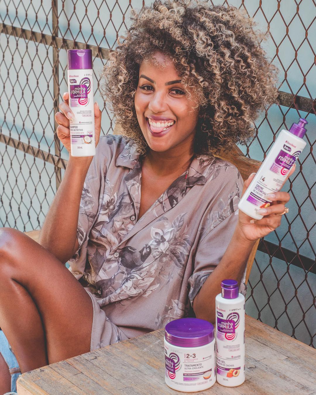 Minha Fórmula! 👊🏾❤️
Ei #samenina que ama um cabelo definidinho já conhecem essa linha? São quatro produtos e quatro ampolinhas de óleo potencializadoras para aquele tratamento mega hidratante e nutritivo. 
Dentre os mais diversos produtos na composição vc encontra, amido de tapioca, leite de coco, cera de myrica, extrato de pêssego e de maracujá. É ou não é um banquete pros nossos cabelinhos? 😋Lembrando que além de cuidar bem do seu cabelo é muito importante você ter uma alimentação saudável, cuidar do couro cabeludo e beber bastante água viu?! 🥰
Esses já são queridinho por aqui, e são liberados 😉
Já usaram?
.
.
.
#cachos #peraindaessamenina #powergirl #minhaformula #nanaiinspira #cachosestilosos #epubliessamenina