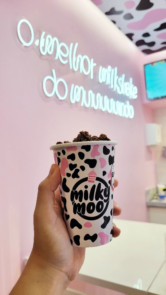 Agora você pode saborear o melhor milkshake do muuuundo em mais uma loja aqui em Fortaleza. Fomos conhecer a loja da Milky Moo do Shopping Benfica, e o resultado vocês conferem no vídeo.

— Nossos pedidos por lá:
Pandora 300ml: R$18
Emília 300ml: R$18
Missy 300ml: R$18
Mineira 300ml: R$18
Chicletin 300ml: R$18
Tempestade 300ml: R$18
Rubí 300ml (alcoólico): R$25

Já conheciam os milkshakes deliciosos de lá? Me conta nos comentários.

🐮 @milkymoobr
📍Shopping Benfica | Praça de Alimentação 
⏰️ Segunda a sábado: 10h às 22h
⏰️ Domingo: 11h30 às 22h
🛵 Delivery: ifood.

// Publicidade