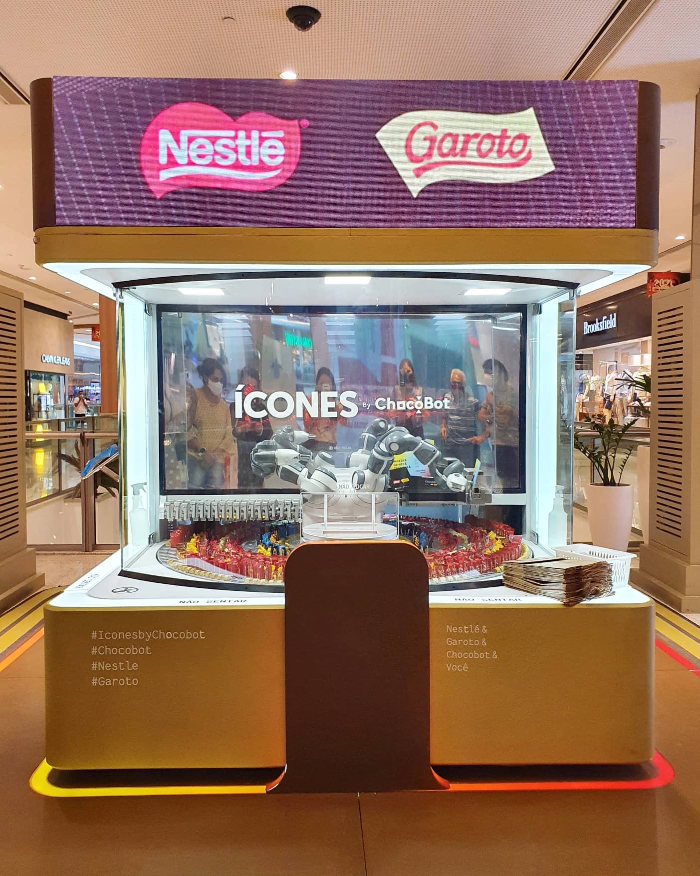 Nestlé inaugura Ícones by Chocobot no Shopping RioMar Fortaleza!
.
Já pensou em juntar seus chocolates preferidos da @nestlechocolates e da @garotochocolates em uma caixinha do seu jeito? Pois com a ajuda do robô Chocobot, isso é possível!
.
A Nestlé inaugurou no @riomarfortaleza o Ícones by Chocobot, que conta com uma interface interativa auxiliada por um robô, que permite aos consumidores a personalização da caixa de bombons Do Seu Jeito.
.
Ou seja, você cria sua própria seleção de chocolates das marcas Nestlé e Garoto, e ainda pode customizar a caixa imprimindo uma mensagem.
.
O Chocobot foi lançado no ano passado e já passou por cidades como São Paulo, Vitória e Brasília. Essa é a primeira vez dele no Nordeste. 
.
A caixa custa R$14,99 e você pode escolher até 15 chocolates. O quiosque fica no piso L2, e vai ficar disponível até final de janeiro, no horário de funcionamento do shopping.
.
E aí, o que acharam dessa novidade?