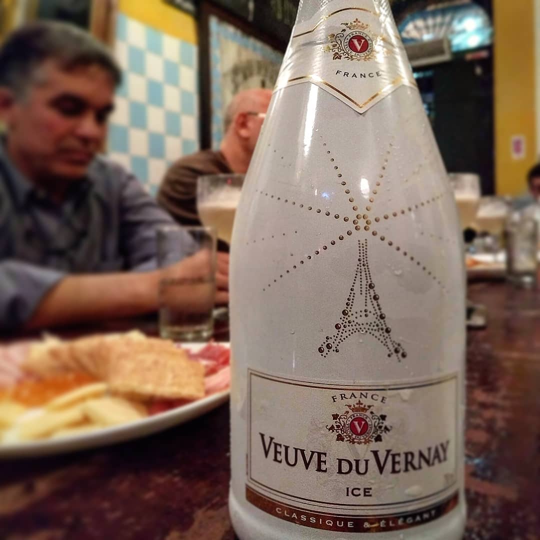 Veuve Du Vernay Ice Rosé e Brut Rosé 🍾 
Geralmente esses espumantes encapados são o que chamam de "Ice". Vieram para ficar e fizeram muito sucesso nesse verão que passou. São tomados com gelo e, por serem mais "cremosos", o gelo não os dilui.

Do Rosé Brut nem preciso falar. 
A @veuveduvernay mora no meu ❤️ Honestíssimos que não abrem mão da elegância.Todo mundo adora, eles são certeiros! 
Vários restaurantes aqui do Rio trabalham com eles. Chegam pela @casafloraimportadora.

#espumante #veuveduvernay #casaflora #riodejaneiro #saopaulo #france #drink #ficaadica