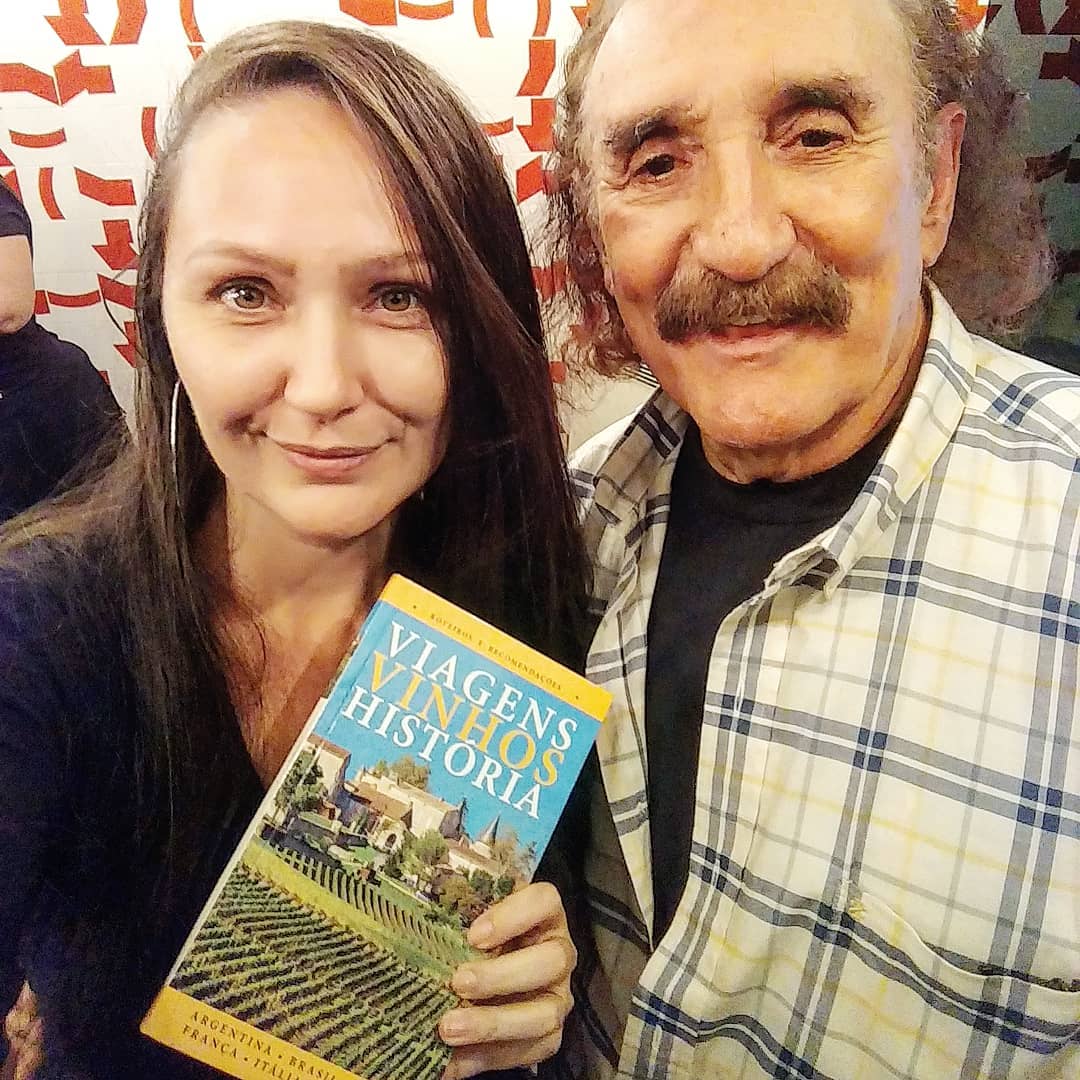 Viagens, Vinhos e História. Tem coisa melhor nessa vida?! Com o querido @miltonassumpcao e o nosso livro de inspirações! 
@editorambooks , obrigada!

#book #vinho #wine #vinho #livro #travel #enoturismo #enoviagens #viagens