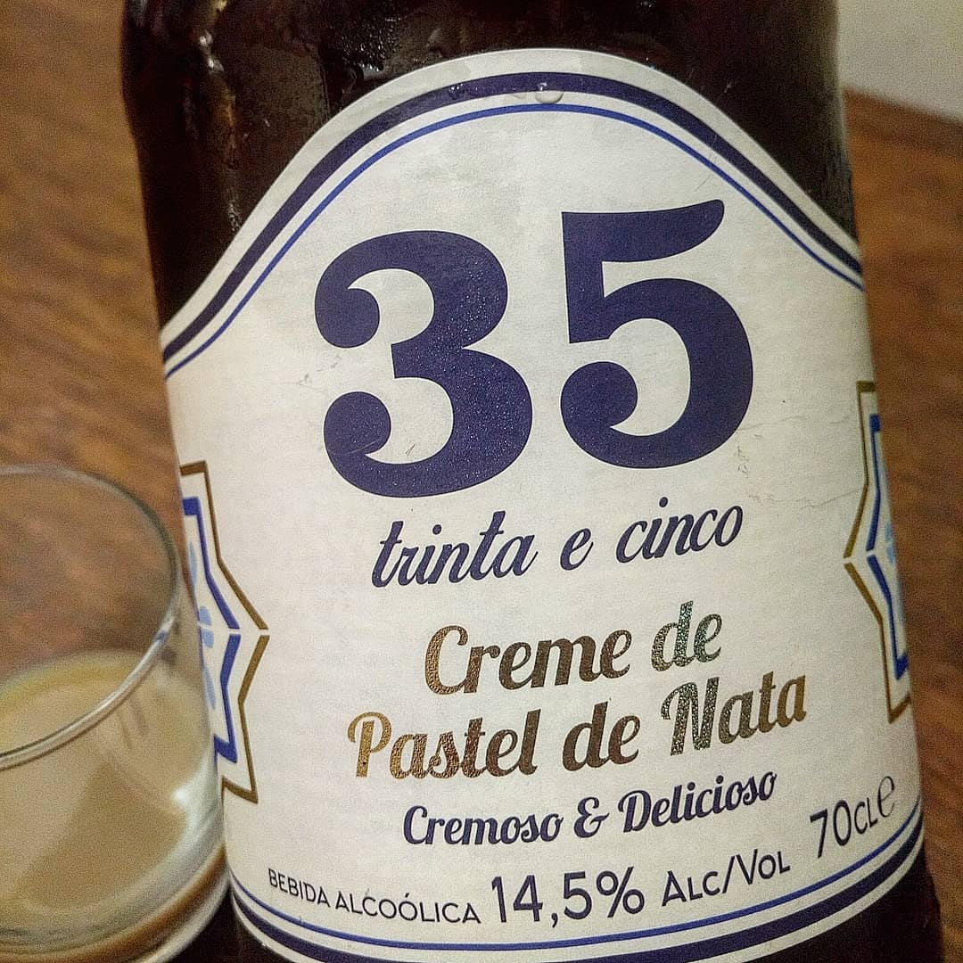 Creme de pastel de natas ❤️🇵🇹 Uns minutos antes deixei no congelado e servi bem gelado! Recomendo tbm controlar a garrafa 🤭 porque vai igual um docinho, rapidinho! 😅

E ainda vende no @tijucamix

Ahhh essa #tijuca!! 🇵🇹 #licor35 #winesofportugal #drink #drinksofportugal 🇵🇹 @licor35 @licor35br #tijuca #riodejaneiro #portugal