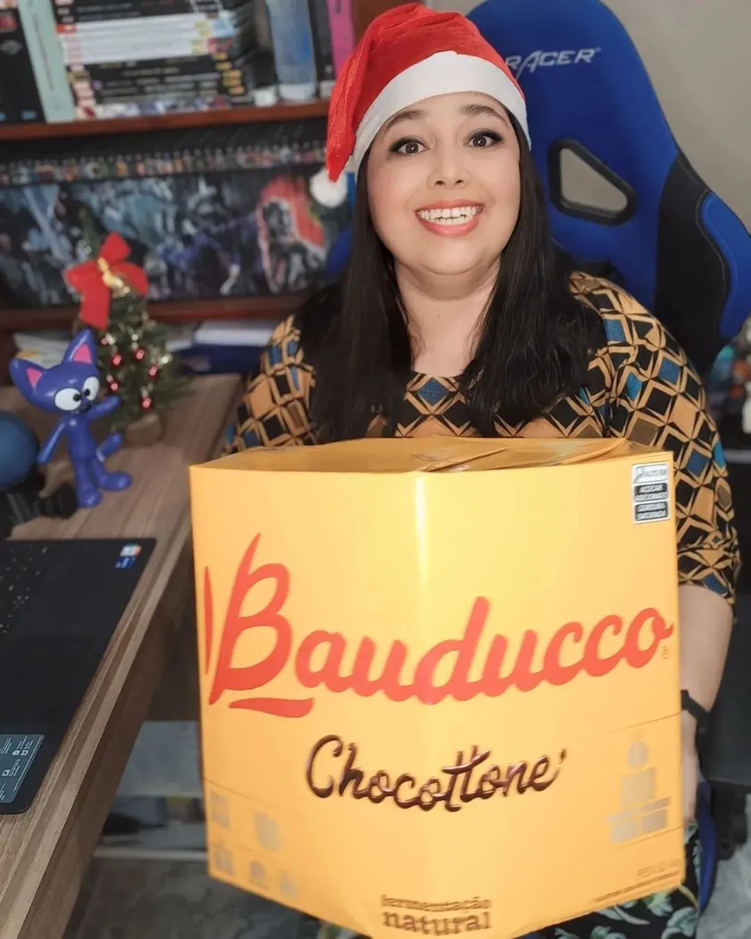 Pessoal, olha que legal o chocotone gigante que eu ganhei da brasilgameshow!! 

A bauducco mandou mto bem, além dos produtos deliciosos e de qualidade, é patrocinadora do BGS Cosplay, pelo segundo ano consecutivo.

No evento, o palco do BGS Cosplay Bauducco teve competições com 150 participantes por dia, que disputavam a preferência do público e dos jurados na escolha da melhor representação dos personagens.

Em 2023, a BGS credenciou mais de 2.500 cosplayers e teve a participação de 750 deles em suas competições oficiais.

Ou seja, uma super parceria de sucesso, que proporcionou para mim e para muita gente alguns dos melhores momentos de 2023.

Melhor maneira de desejar Boas Festas e Feliz Ano Novo!! 
.
.
.
.
.
#bgs23 #bgs #brasilgameshow #bauducco #chocotone #presente