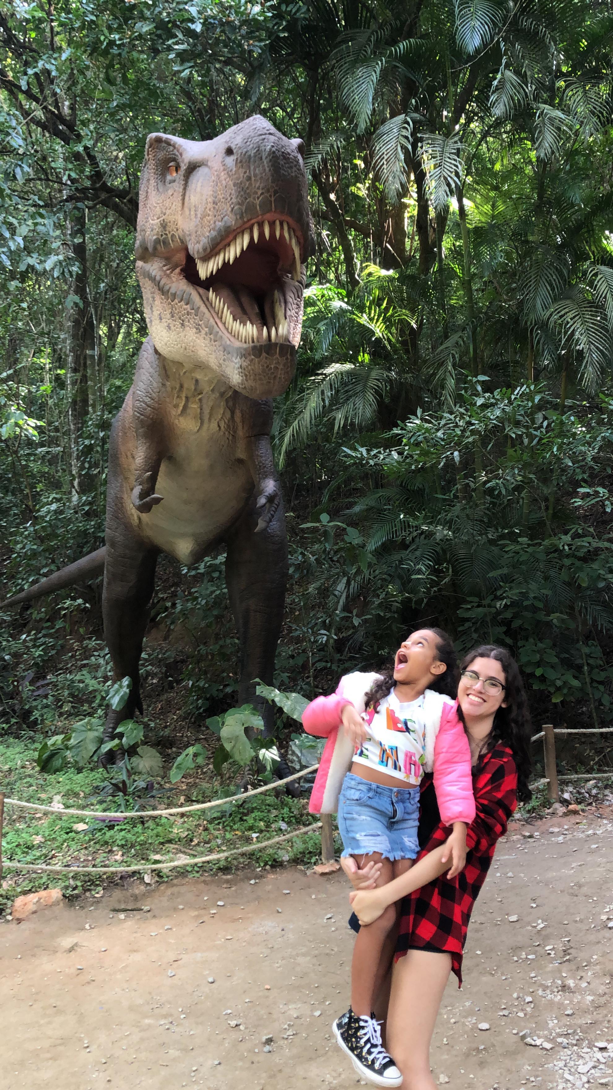 [UM DIA EM MIGUEL PEREIRA COM A DESTINOW]
Passamos um dia super agradável em um passeio bate volta até Miguel Pereira com a @destinow_oficial

🚐O transfer ida e volta está incluso e tem saídas de Copacabana e Barra da Tijuca.

🦖Nossa primeira parada foi na Terra dos Dinos (ingresso incluso) e passamos uma manhã incrível por lá. É um super passeio para toda a família.

🍽Em seguida, fomos para o Centro de Miguel Pereira e desfrutamos de um delicioso almoço, que também está incluso no valor do tour.

🛝Após a refeição, tivemos um tempo livre para explorar o Centro e conhecemos a Rua Torta, o Espaço do Agricultor, Rua Coberta, Espaço da Criança  e Feira do Artesão.

☀️Pra finalizar nosso dia com chave de ouro, fomos conhecer os deliciosos Doces da Carmem e curtimos o fim de tarde no Lago Javary.

👉Foi um dia super agradável e com muito conforto. E tivemos o acompanhamento de um guia de turismo por todo o passeio.

✅A @destinow_oficial é uma agência de viagens online e você compra esse e outros passeios pelo site com muita praticidade.
E temos desconto pra vocês. Só usar o cupom RIOCOMCRIANCAS para ter 10% de desconto no site www.destinow.com.br

📌O tour acontece aos sábados e domingos, tem duração total de 12 horas e custa R$263,30. Dá pra aproveitar bastante!
#riocomcriancas #miguelpereira #terradosdinos #rccpubli #destinow