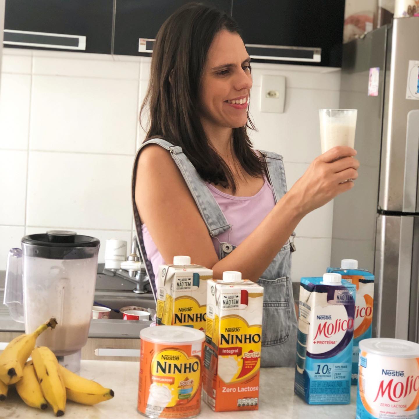 [CASE COM ALGUÉM QUE...]
Olhe pra você como eu olho pra vitamina de banana. 😂🙈
👉Como já falei pra vocês algumas vezes - nos stories - sou intolerante à lactose e uma das coisas que mais sinto falta é de tomar minha vitamina de banana na hora do lanche da tarde.
🥛Mas agora meus problemas estão resolvidos com essa linha da @nestlemolico Zero Lactose! 🙌
👉Tanto Molico como @nestleninho possuem opções para adultos e crianças intolerantes.
😉O sabor e os benefícios são os mesmos da linha tradicional, porém sem lactose! E que sabor! 😋
💡Ah, esses produtos são recomendados para intolerantes à lactose e somente um médico pode te dar esse diagnóstico, ok?
⁉️Alguém aqui intolerante, como eu, para compartilhar dicas?
🍌Aceito dicas de receitinhas com banana também. 😋
#riocomcriancas #nestlézerolac #intoleranciaalactose l Publicidade