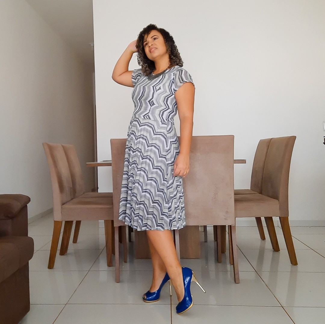 LOOK - Uma pose bem romântica para um look mais romântico ainda.

Essa gracinha de look é da @tatimaioli eu amo a delicadeza dele a praticidade de não ter zíper ou botões.

💙Fala aí, gosta de lookinhos romântico e práticos?

#lookdavez #modamodesta #lookdodia #lookdavidareal #elafazamodadela #tatimaioli #lookcinza #vestidomidi #vestidoromantico #cristopolis #baianopolis #luiseduardomagalhaes #lembahia #oestebaiano