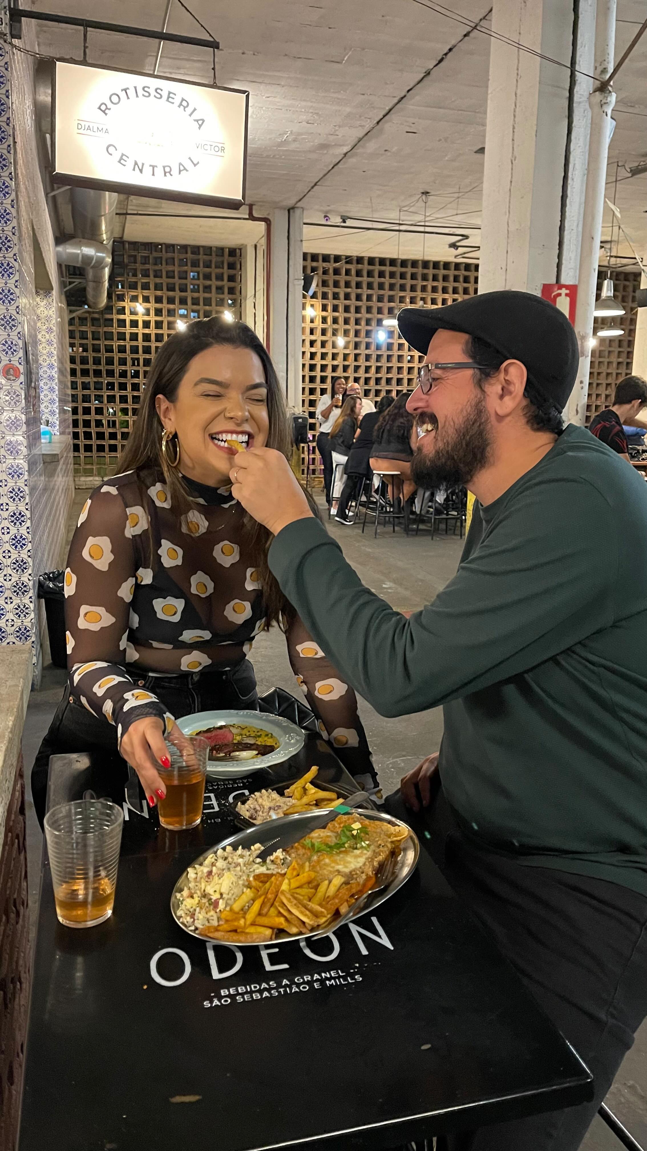 Rango raiz com alma mineira: a autodefinição da @rotisseriacentral para a ótima comida servida ali não poderia ser mais perfeita. A casa comandada pelo chef @djalmavictor tem lugar de destaque no efervescente @mercadonovobh, espaço muito requisitado não só pela população local mas também por turistas que visitam Belo Horizonte atrás da nossa verve boemia.

O cardápio apresenta opções variáveis, que dão margem para experimentações muito legais com ingredientes como língua, maçã de peito, torresmo, quiabo e jiló. Prova disso é o ótimo croquete de feijão “safado” com leitão desfiado e a memorável polenta frita com coraçãozinho, que pedimos para começar os trabalhos. Ambos combinaram muito bem com a sour de maracujá da @cervejariasaosebastiao, vendida pelo vizinho da frente, o @odeonbh.

Mas se engana quem pensa que esse estabelecimento notabiliza-se somente pelos tapas. Os pratos principais mostram muito bem porque a sua visita neste point gastroetílico não deve deixar de fora a Rotisseria Central. Tanto a milanesa de carne quanto o lombo de costela de boi estavam 	ir·re·to·cá·veis, com separação silábica e tudo mais, pra mostrar o quanto nós dois gostamos.

As boas notícias poderiam até parar por aqui, mas a gente sempre quer mais. Quem assina o @duogourmet como nós dois, pode tornar a visita ao Mercado Novo ainda mais saborosa. É que a Rotisseria Central agora aceita o guia gastronômico mais completo do Brasil, tanto para o almoço como para o jantar, em quase todos os dias da semana. Novidade quentíssima que se fossemos você, ia hoje mesmo aproveitar.

Já sabe como funciona, né? Na compra de um prato principal, você ganha outro de igual ou menor valor. O prato escolhido pela Renata saiu como cortesia e economizamos R$ 56,00 na conta. Como não tem limite de utilização, já estamos programando um retorno muito em breve.

Agora dá para aproveitar o Mercado Novo comendo bem, pagando menos.

✅ Aplique o código ONCEVAIBH20 para ganhar R$ 50,00 de desconto na assinatura anual e benefícios incríveis como o upgrade do seu cartão de crédito Inter para o Inter Black.

#belohorizonte #minasgerais #oncevaibh #duogourmet #ondecomerbh #ondeirbh #restaurantesbh

[ p U b L 1 ]