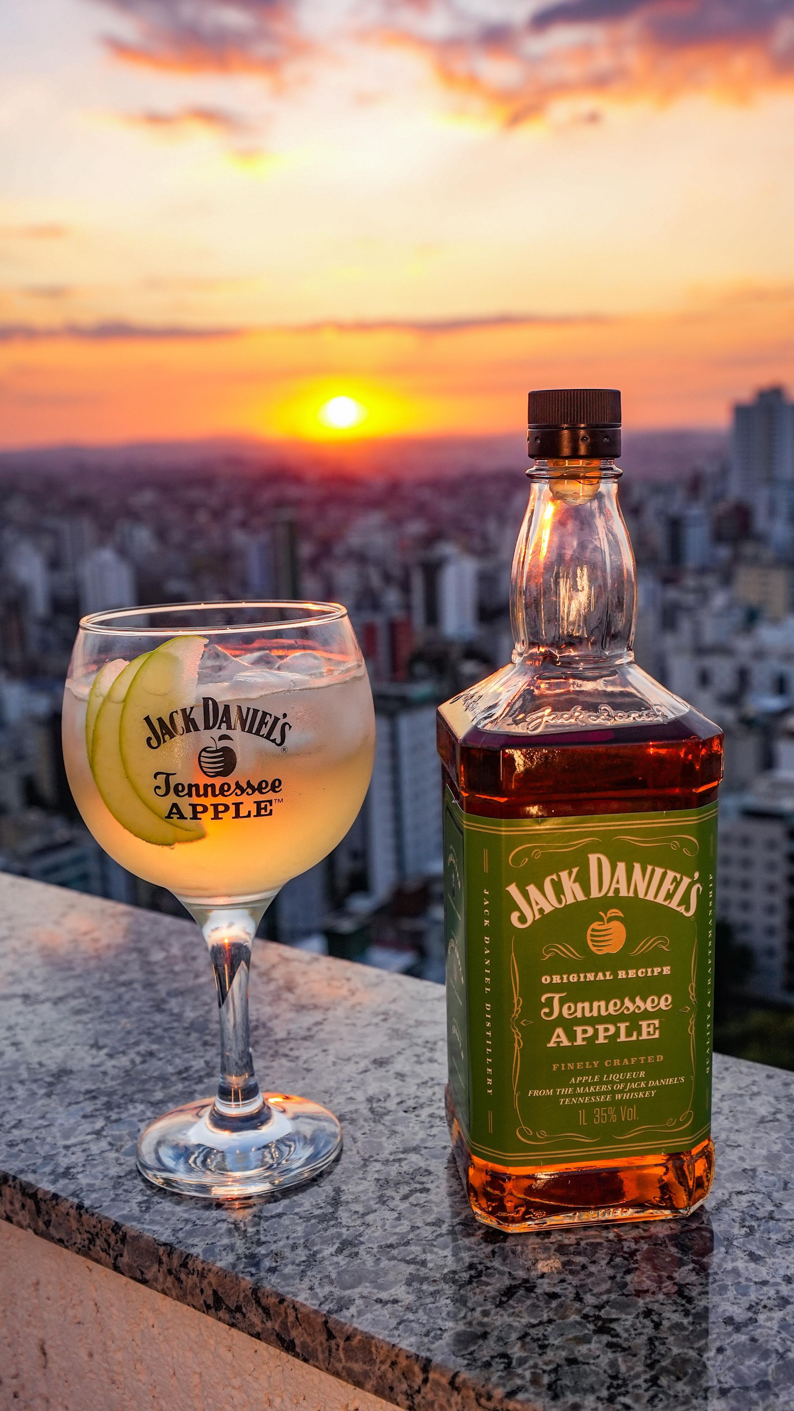 Acabou de chegar em Belo Horizonte uma novidade que com certeza será figura constante nas nossas happy hours aqui em casa: Jack Daniel’s Tennessee Apple, da @jackdanielsbrasil! Temos certeza de que vocês também vão adorar.

Esse delicioso e complexo Jack Daniel’s foi pensado para ser versátil e atuar em diversas ocasiões e climas. E se liga, hein? É pra tomar na taça mesmo. Especialmente se for o Jack & Tonic, esse drink perfeito para começar a noite e muito fácil de fazer. Espia só:

🧊 Encha uma taça com muito gelo
🥃 Adicione 50ml de Jack Daniel’s Tennessee Apple
🫧 Acrescente 150ml de água tônica
🍋 Depois adicione 20ml de suco de limão taiti
🍏 Corte fatias de maçã verde bem fininhas para decorar

Curtiram? Depois contem pra nós o que acharam. A Renata gostou tanto que até pretende dar férias para o seu bom e velho Gin Tônica. Faça o mesmo e dê férias para o seu gin também.

#BeloHorizonte #MinasGerais #OncevaiBH #DeFeriasParaoSeuGin #JackAppleBrasil #JackDanielsBrasil #BebaComModeração

[P u B l 1]