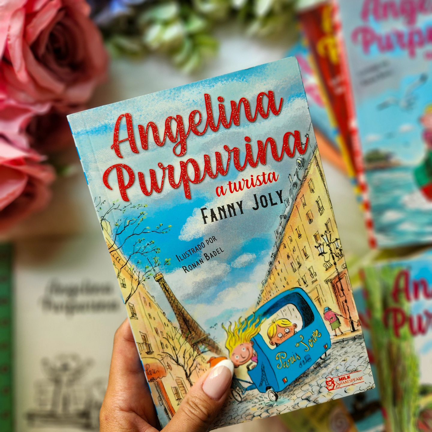 O décimo livro de Angelina Purpurina está cheio de surpresas e risadas! Igual aos livros anteriores, teremos três histórias, cada uma repleta de aventuras e peripécias, que são bem a cara de Angelina!⁣
⁣
✨"- Vocês já viveram uma verdadeira história de loucos em pleno domingo?"⁣
⁣
Na primeira, Angelina se depara com uma vitrine irresistível, onde um maiô, bolsa e chapéu na sua cor favorita, rosa, com estampas de limão, chamam a sua atenção. Determinada, ela quer ter essas adoráveis peças, negociando e fazendo continhas para determinar quanto ainda precisa para comprar tudo. ⁣
⁣
Ao chegar na casa da sua avó, Angelina nota um comportamento estranho e uma pressa incomum. Surge a pergunta: o que será que a vovó Purpurina está tramando? Claro que Angelina se lança em uma aventura para desvendar o misterioso segredo da avó.⁣
⁣
A segunda história ganha novos ares quando o Pedro, crush de Angelina, conta que ganhou um concurso de poemas e sua turma conquistou uma viagem para Paris. A escola decide levar mais alunos, incluindo Angelina. Não poderiam faltar diversas emoções e aventuras, com a pergunta no ar: será que essa viagem será pacífica? Advinha: Não! ⁣
⁣
✨“Eu estava AR-RA-SA-DA! Me sentia mais sozinha no mundo do que um diamante em uma lixeira. ”⁣
⁣
Na terceira, Angelina irá visitar sua melhor amiga, Catarina. Lá, ela descobre uma caixa repleta de pôneis alados, “Pônei Magia”, que a tia de Catarina trouxe do Canadá. Essa caixa deixa Angelina instantaneamente apaixonada. Com muita persuasão, Angelina consegue convencer Catarina a deixá-la levar um dos pôneis alados para casa. Entretanto, a alegria de Angelina dura pouco, como sempre, seus irmãos irão aprontar!⁣
⁣
"Angelina Purpurina: A Turista" é uma leitura leve e divertida, eu sou fã dessa pequena e terminei essa leitura com vontade de me aventurar novamente em todos os livros! As ilustrações são lindas e únicas! Como sempre, a edição da Faro está impecável!