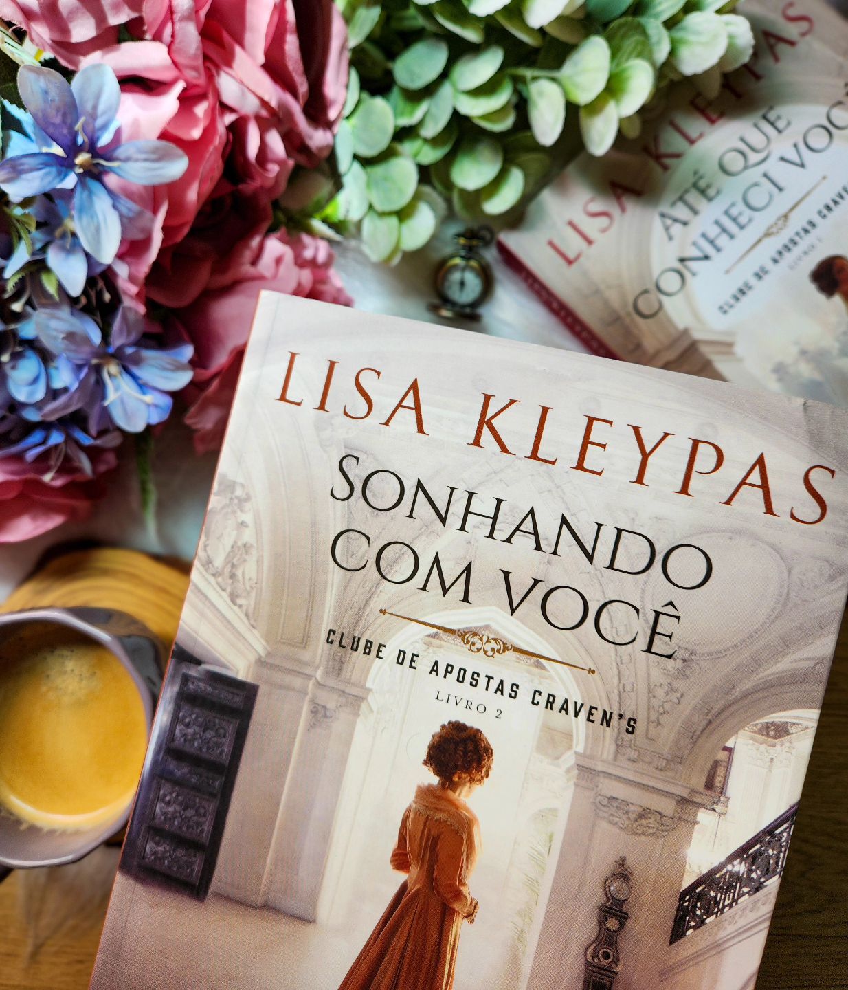 Mais um livro da querida Lisa Kleypas! Ela é  a minha autora de romance de época favorita da vida!⁣
⁣
Bom, neste segundo volume da série “Clube de apostas Craven’s”, iremos embarcar na história de Derek e Sara, que acontece alguns anos depois do casamento de Lily e Alex. ⁣
⁣
O primeiro encontro dos dois já é de tirar o fôlego. Sara salva Derek! Ela o leva de volta ao Craven’s e fica encantada com o local. ⁣
⁣
Sara estava nos subúrbios de Londres para fazer uma pesquisa para seu novo livro. Claro que ela tem zero senso de autopreservação, não entende que está em perigo! Mas no fim, foi bom ela estar naquele local ou Derek poderia ter sido morto.⁣
⁣
Sara começa a frequentar o Craven’s, mesmo que Derek tenha dito que era para ela ficar longe. Worthy o faz tudo de Derek, fica encantado com Sara e a ajuda em sua pesquisa, não só ele, mas todos os funcionários. ⁣
⁣
Claro que a química entre Derek e Sara é explosiva, mas ele tenta de todas as formas, permanecer longe da tímida e doce escritora.⁣
⁣
Quando Derek rejeita Sara, ela decide ir ao baile do clube disfarçada, se torna o centro das atenções e o Worthy será  o maior empata da história dos romances de época (fonte: a fanfic que criei na minha cabeça). ⁣
⁣
Uma das coisas que mais amo nas histórias de Lisa é que ela sempre traz personagens de livros anteriores e neste não é diferente!⁣
⁣
Ivo Jenner é o maior rival de Derek, sim, esse Ivo! O pai de nossa queridíssima Evangeline Jenner, personagem da série “As quatro estações do amor”. Neste livro Ivo está em seu auge e é travesso! Adora enviar  policiais ao clube e faz qualquer coisa para irritar Derek sempre que possível.⁣
⁣
Derek foi abandonado pela mãe e criado por prostitutas, teve uma vida bem difícil e isso o transformou em um homem frio e calculista. Que não mede esforços para ter o que deseja. Mas, mesmo que possua mais dinheiro que qualquer cavalheiro da nobreza, Derek sabe que falta alguma coisa em sua vida.⁣
⁣
⇣ 𝐂𝐨𝐧𝐭𝐢𝐧𝐮𝐚