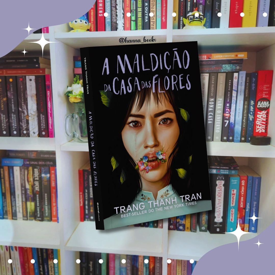 ✨ Primeiras Impressões ✨⁣
⁣
“esta casa devora e é devorada.”⁣
⁣
Hoje vou compartilhar com vocês minhas primeiras impressões sobre "A Maldição da Casa das Flores - Trang Thanh Tran ", lançamento da @astral.cultural , que está em pré venda! ⁣
⁣
O livro nos leva para o Vietnã, para a encantadora cidade de Đà Lạt, onde iremos acompanhar a história de Jade, uma garota determinada a ir para a faculdade, mas com uma mãe incapaz de arcar com seus estudos. ⁣
⁣
O plano parece simples: encontrar seu pai no Vietnã, que concorda em pagar seus estudos em troca de uma visita de verão à casa colonial francesa que ele está restaurando. Mas a Casa das Flores, como é chamada, tem planos sinistros guardados. ⁣
⁣
✨“Você me pediu para vir. Você balançou o dinheiro na minha frente. Eu sou um gremlin ambicioso, então é lógico que quero o dinheiro. Eu vou aceitá-lo, mas isso não significa que preciso respeitar você.”⁣
⁣
Jade sente algo estranho e isso a incomoda desde o momento em que coloca os pés na casa antiga. Flores por todos os lados, insetos mortos aparecendo misteriosamente e uma sensação constante de estar sendo observada.⁣
⁣
A atmosfera misteriosa combinada com os conflitos de Jade criam uma experiência de leitura única. Mal posso esperar para descobrir para onde essa história vai me levar!⁣
⁣
🗣️Estou completamente fascinada por A Maldição da Casa das Flores! ⁣
⁣
Se você está procurando por um livro que vai te prender desde o início  e te deixar roendo as unhas de curiosidade, definitivamente irá gostar de " A Maldição da Casa das Flores “.⁣
⁣
 E fiquem ligados que em breve trago a resenha completa! 📖✨⁣