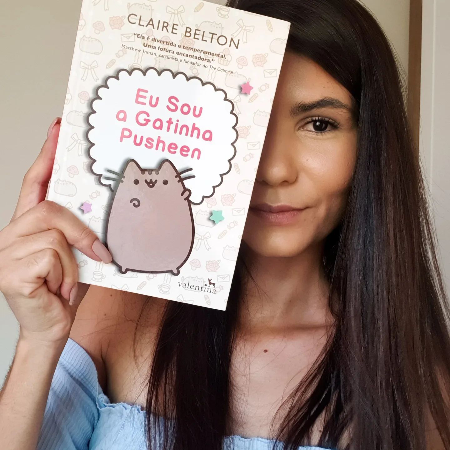 😻 FOFURICE + LEITURA RÁPIDA ⁣
⁣
📖 Eu sou a gatinha Pusheen⁣
✍🏻 Claire Belton⁣
💬 @edvalentina⁣
⁣
Sextou e a indicação de leitura para o final de semana é essa fofura! A gatinha Pusheen virou um fenômeno e com certeza você já viu por aí algum gif ou figurinha dela. Principalmente no Facebook. Além de fazer um grande sucesso nas redes sociais também estampa diversos produtinhos que amamos, como canecas, pelúcias e etc.⁣
⁣
Essa gatinha fofa foi criada em 2010 por Claire Belton e Andrew Duff inicialmente era uma história e a gatinha também tinha um amigo doguinho. Esses personagens foram inspirados em animais que Claire e Andrew tiveram na infância.⁣
⁣
Pusheen é amada e a sua fofura é inegociável! E claro, não poderia faltar um livro contando um pouquinho sobre ela!⁣
⁣
Em uma edição de tirar o fôlego, iremos conhecer essa gatinha e todos os seus gostos. A escrita é bem divertida e também mostra as excentrecidades de Pusheen.⁣
⁣
😻 Uma leitura rápida, repleta de bom humor e ousadia felina! ⁣
⁣
Beijos e um final de semana lindo pra nós 💜