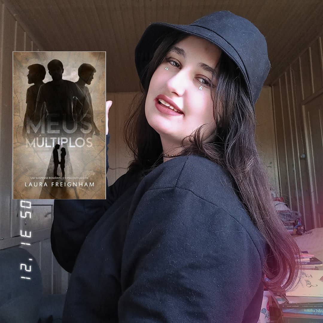 🍁 Oii, gente! Vim hoje com minhas primeiras impressões do livro: Meus múltiplos, da autora: Laura Freignham @laura_freignham

🍁 Desde o início senti que " meu santo bateu " com a escrita da Laura, o casal é fofo e ambos são muitos apaixonados um pelo outro.

🍁 A história começa com Carl e Sara indo para uma festa da empresa de Carl, que já começa com Sara nervosa enquanto se arruma em menos de 20 minutos.

🍁 Após a saída da festa, eles chegam em casa e se beijam apaixonadamente, mas alguma coisa mudou em Carl, ele havia colocado lentes azuis? Ele ficou rígido, estranho... Algo estava acontecendo.

🍁 Ele mudou. Sua voz estava seca e fria, ele queria que sua mulher o chamasse por outro nome: John. Sendo essa a cena que sem pensar muito, você entende o titulo do livro e percebe do que se trata. 

🍁 Sara é uma mulher inteligente e que pelo percebi, fará de tudo para manter seu casamento à salvo.

🍁 A escrita de Laura é gostosa, envolvente e super inteligente, ela é uma autora com mãos de fada.

🍁 Não pude deixar de registrar aqui o quanto essa história está me marcando e o quão boa ela é. 
.
.
.
.
.
.
.
.
.
.
.
.
.
.
.
.
#resenha #resenhaliteraria #livrosapaixonantes #livrosemaislivros #chuvaliteraria #blogueirasbrasil #amazon #poeta #poetisa #poetisasnotopo #poetas  #poetisas #poetasdeinstagram #poetasbrasileiros #euleionacional #eusouauniversal #euleioarqueiro #euleiohot #parceria #parceriaaberta