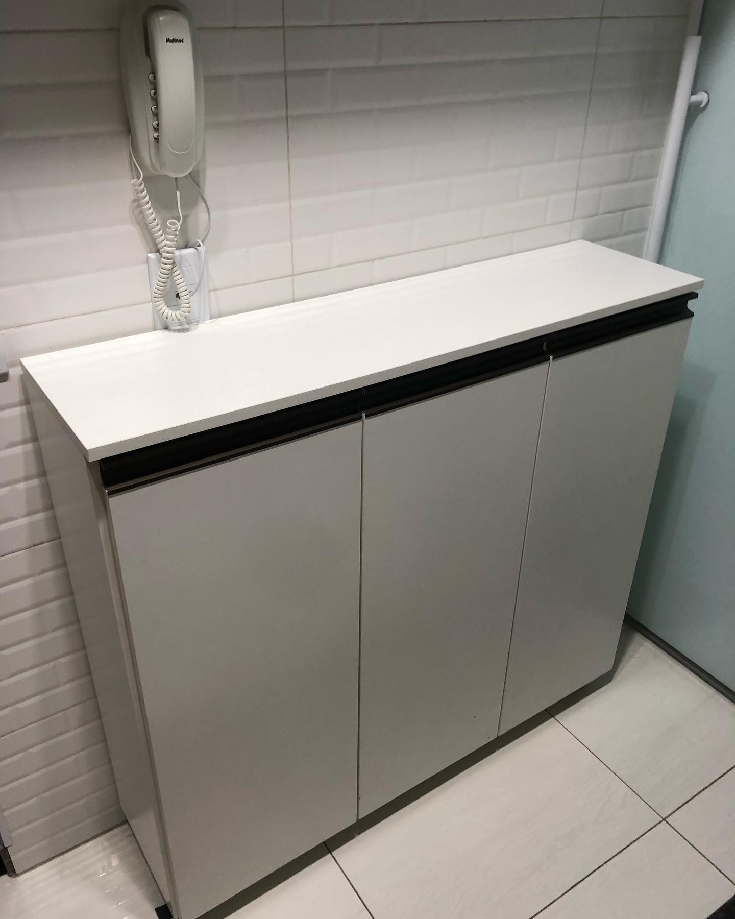 Agora temos uma Dispensa 😊
.
Estava precisando de mais espaço, e então pensei em incluir uma despensa para os alimentos. 
.
E a @cecplanejados realizou esse projeto lindo!
.
Uma despensa que possui rodinhas para facilitar. É pequeno, compacto e cabe muita coisa!
.
Segue informações:

100% mdf branco tx 
Puxador bronze 
Rodinhas de silicone 
Medidas - 27cm L x 90cm A x 100cm C 
3 prateleiras com 28cmL
.
Tô super feliz com o balcãozinho 💛 
E aí, o que acharam ?!
.
Se interessou? Entre em contato com a C&C planejados e faça um orçamento!
.
#balcao #balcaodecozinha #dispensa #dispensadecozinha #armariodecozinha #armariosplanejado #balcaozinho #novidadenacozinha #cozinhatenda