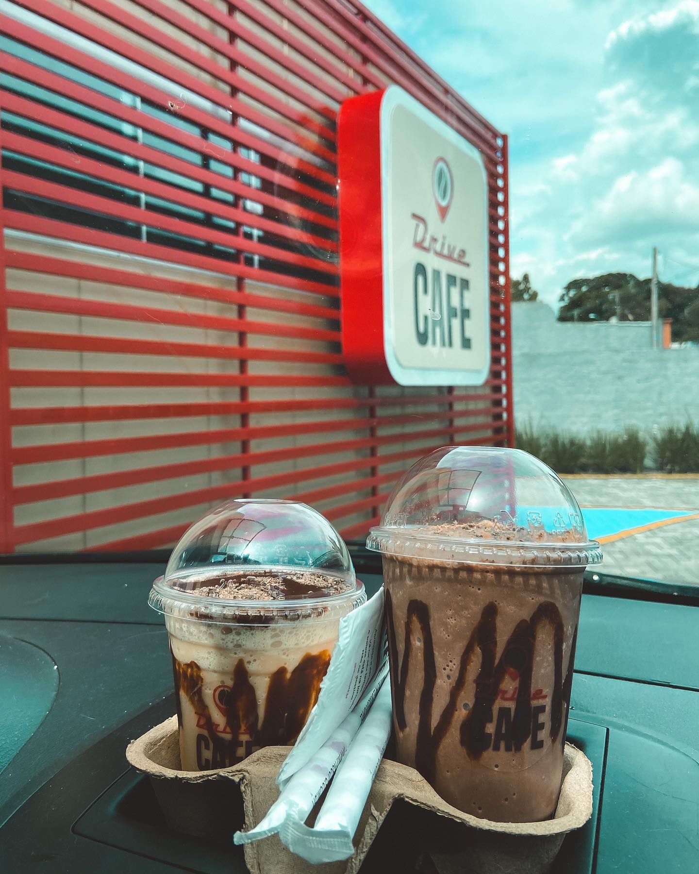 Na correria do dia a dia você não abre mão de um café?! Então corre para o @drivecafe.br 🚘
O Drive Café tem um sistema bem legal e diferente dos cafés convencionais por aí! É um sistema “to go” mas de carro...você faz seu pedido, paga e vai bebendo no carro!

🚘 O cardápio deles é bem variado e tem várias opções de cafés frios e quentes! Eles também tem sorvetes e alguns tipos de café para levar e fazer em casa!

🚘 Eu pedi um Royalle grande (R$16,00); um Deville pequeno ((R$12,00); um pão de queijo (R$4,00) e um mix de nuts (R$8,00) totalizando R$40,00 ✨ achei o valor bem gasto pois os cafés são maravilhosos e eu consegui matar minha fome! 

Pra quem vive com pressa e não abre mão de um cafezinho, o @drivecafe.br é parada obrigatória! ✨e não esquece de me marcar e contar oq achou hein!

Eles funcionam de segunda a sexta das 7h30 as 19h e sábados das 8h as 13h

#cafeemcasa #cafescuritiba #cafe #togo #coffee #coffeetime #coffeelover #oquefazeremcuritiba #oqfazercuritiba #cafeteria