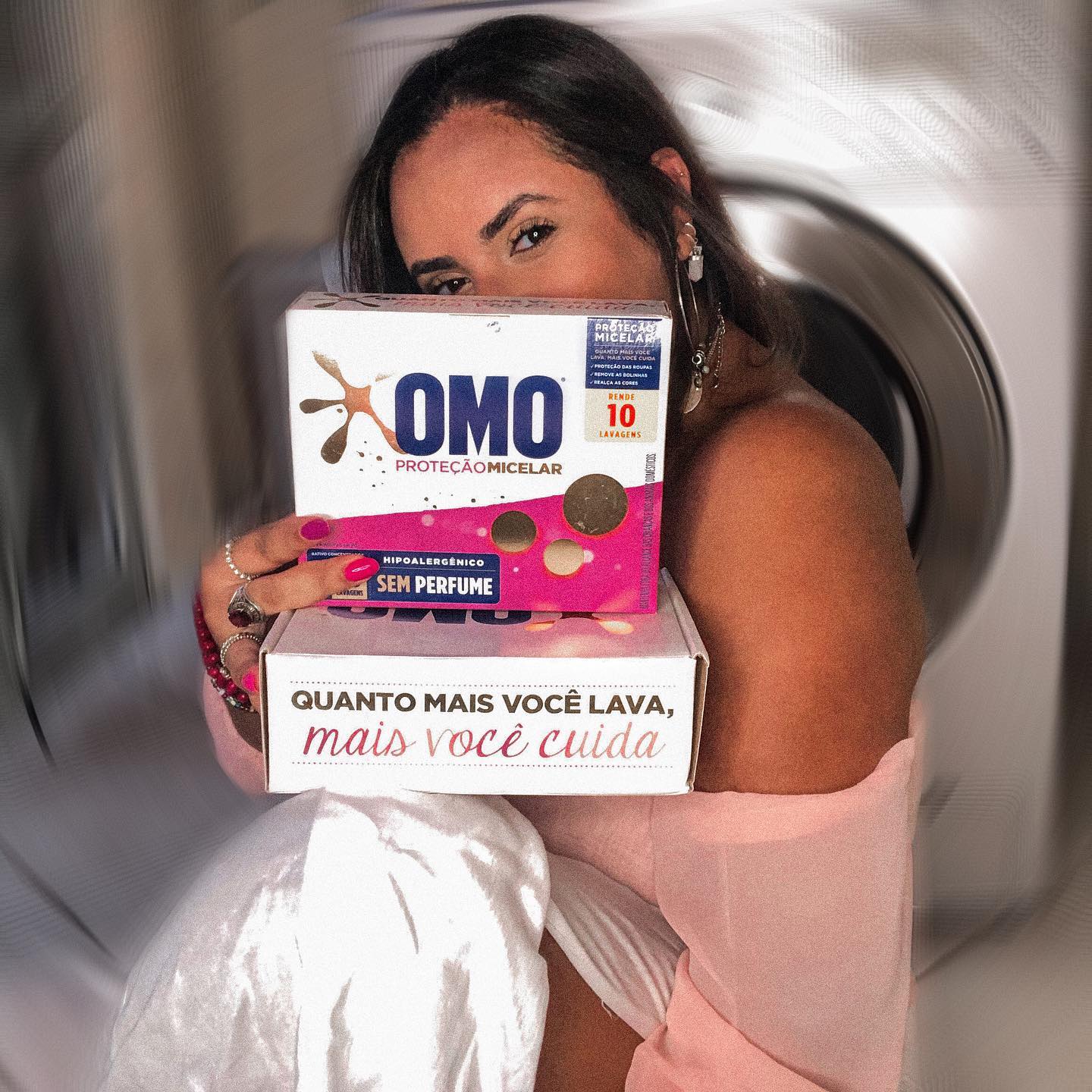 Lembram que eu mostrei essa belezinha da @omobrasil pra vocês nos stories??? O #PoderDoSOMOS ataca novamente e agora as loucas da higienização, alérgicas e adeptas de roupas claras e brancas (que às vezes precisam ser lavadas mais vezes que as coloridas) podem ficar em paz e comemorar porquê: o #OMOmicelar chegou! ⠀
Quem nunca quis lavar a roupa e ela seguir com cara de nova??? Imagina esse resultado depois de várias vezes??? A meta do OMO micelar é que: quanto mais lavemos, mais cuidemos; e eu tô apaixonada com o quanto a meta foi batida. Pra completar, ele é sem perfume; então as vítimas da alergia ou até da rinite pelo perfume excessivo saem ilesas. Tem coisa melhor do que um produto que cuide das nossas roupas E da gente? ⠀
Pra melhorar ainda mais, ele também cuida do bolso!!! ⠀
Rende mais e no link da bio tem desconto pra vocês 💗
⠀
edit: link descontinuado.