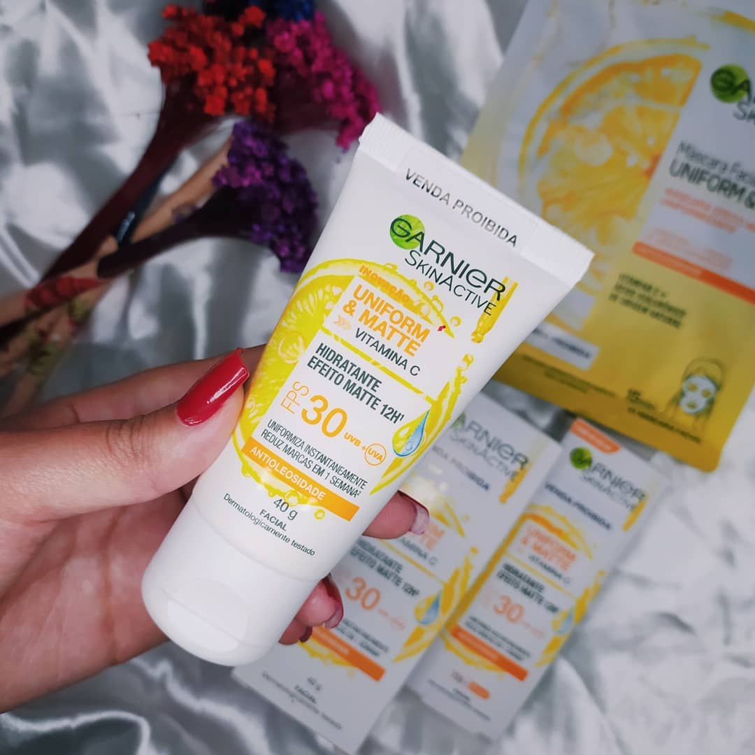 Hey manas, nesses últimos dias vocês tem cuidado da sua pele ? Fomos selecionados para participar da nova campanha da @garnierbrasil junto com o site @theinsidersbrasil  e recebemos esse kit de Skin Active com um creme hidratante com efeito Matte 12h e uma máscara facial em tecido. .
.
#cuidadoscomapele #cuidadodiario #skincare #skinactive #garnierskinactive #garnier #eurecomendogarnier #naturalmentematte #peleoleosa #oleosidade #recebidosdasemana