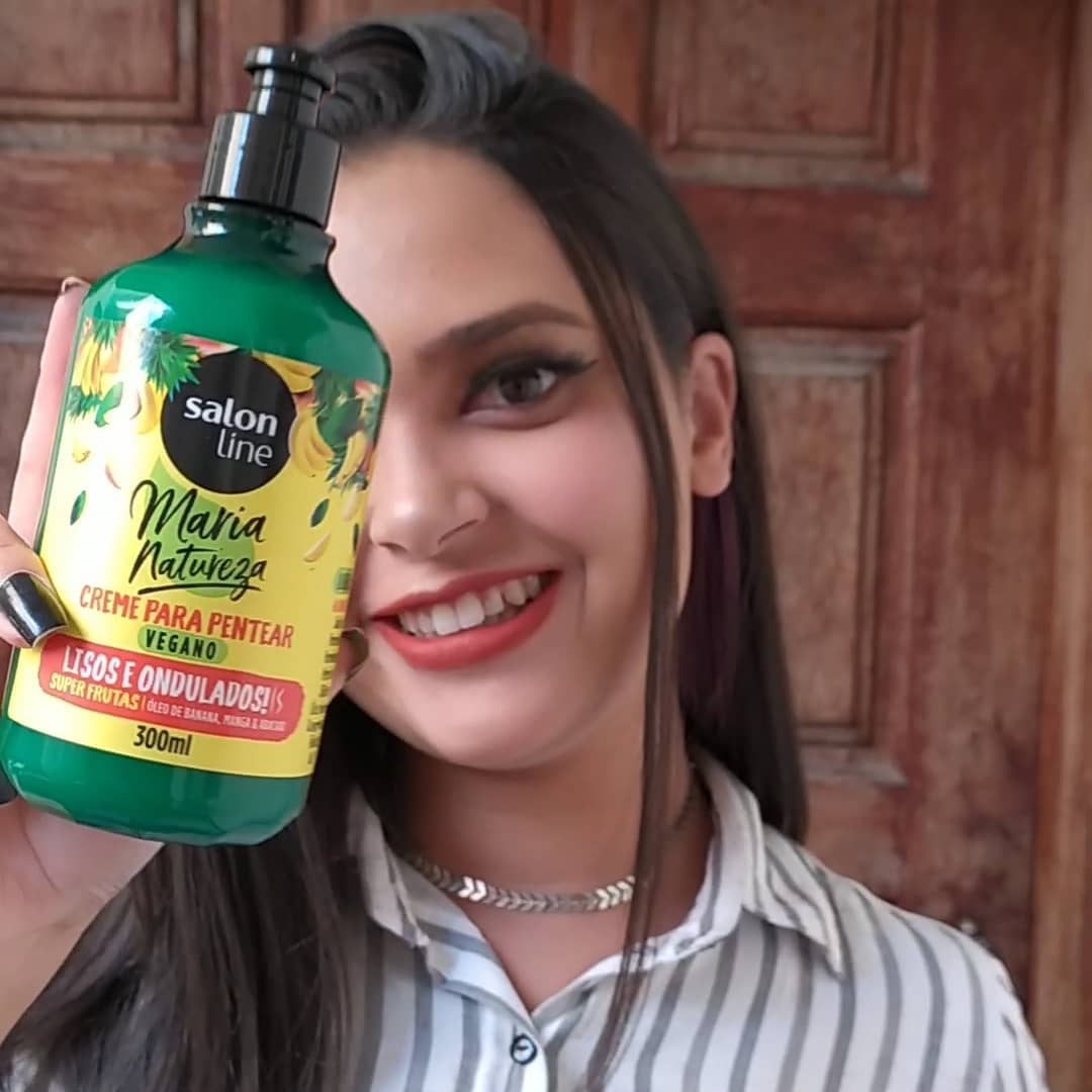 Hey xuxus, como estão cuidando das madeixas nessa quarentena? Um produto que estou usando muuuuito é esse Creme para pentear Super Frutas que contém Óleo de Abacate, Óleo de Semente de Uva e Vinagre de Maçã, que são componentes essências para deixar seu cabelo nutrido, hidratado e brilhoso sem um pingo de frizz! 
Sempre que uso percebo que os fios ficaram mais leves, brilhosos e sedosos adorei o resultado. ♥️ .
.
#marianatureza
#dicasdebeleza #projetomigssalonline #migssalonline #migstelegram #cabelosnutridos #cabeloshidratados #cabelosemfrizz #cabelooleoso #hidratacaocapilar #hidratacaointensa #protetortermico #salonlinebrasil #lisosperfeitos