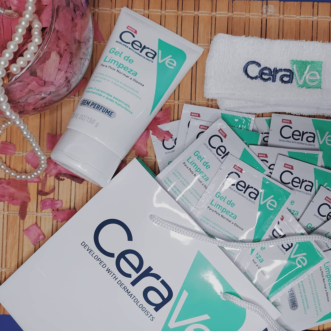 Hey seguimores, mostrei nos Story essa semana que estamos participando da campanha do @ceravebrasil  junto com a @theinsidersbrasil  nos recebidos veio esse kit de Gel de limpeza para pele normal a oleosa. 
Sobre o produto: o Gel de Limpeza Cerave foi desenvolvido para remover o excesso de oleosidade, sujeira e maquiagem do dia a dia . Ele possui as cerâmicas essenciais que uma pele saudável necessita para ajudar  a restaurar e a manter a barreira da pele protegida. 
No kit recebemos ° Um creme de limpeza ° Faixa para cabeça ° Amostras ° Sacola da campanha 
Estou ansiosa para ver os resultados em minha pele e trazer aqui pra vocês ! .
.
.
#ceravegeldelimpeza #theinsidersbrasil #cuidadoscomapele #cuidadodiario #dicasdebeleza #dicadepele #limpezadepele #peleoleosa #peleoleosanuncamais #adeusoleosidade #cerave #geldelimpeza