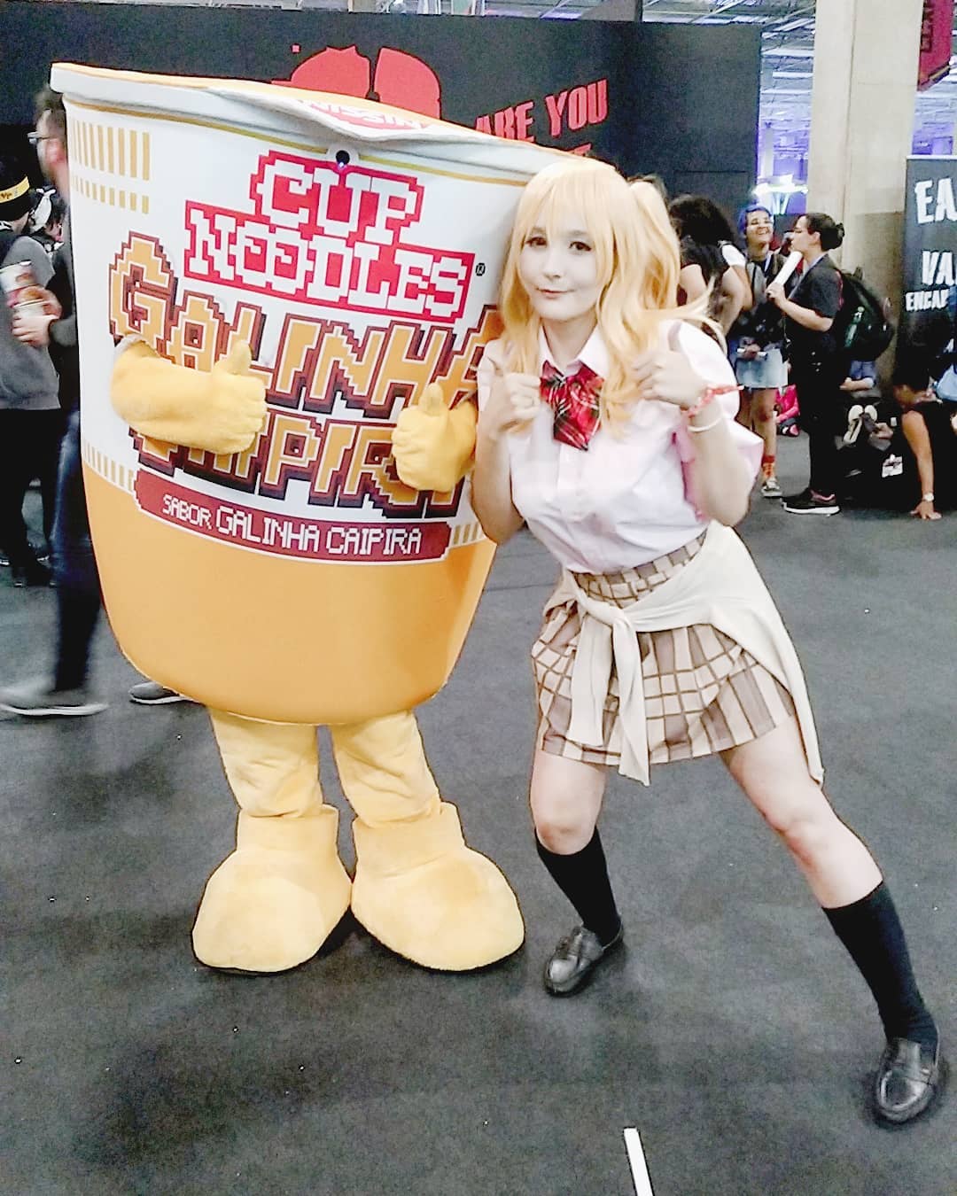 #teamcupnoodles AO VIVAÇO! Yuzu come muito cupnoodles pq ela se esforça muito para fazer obento para a Mei e fica cansada para fazer o dela~ AHUSAHUS fiquei tão feliz que mesmo em uma ccxp bastante gente reconheceu!  #cosplay #citruscosplay DEPOIS ESCREVO TEXTAO, TO CANSADA