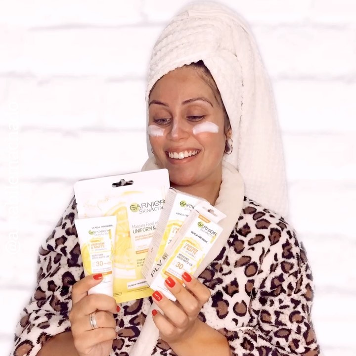 Hellou minhas lindezas, quem ai estava com saudades de video de skin care? 🙋🏻‍♀️
.
Recentemente recebi algumas novidades da @garnierbrasil e vou contar, chegaram na hora certa porque minha pele estava precisando, ja que essa quarentena tem me rendido muitos videos de maquiagem, então decidi gravar um video de skin care com as novidades que recebi: Mascara Facial em tecido Uniform&Matte • Hidratante Efeito Matte •
.
Amo as mascaras de tecido e ja testei muitas, posso dizer que essa da garnier entrou pra lista das preferidas, ja que ela tem ação antioxidante e os principais ativos são o ácido hialurônico e a vitamina c, os dois componentes fazem muito bem pra pele então o resultado não podia ser outro. Tem mais, a mascara age em apenas 15 minutos, promete o resultado de 1 semana de hidratação e tem a quantidade equivalente a 1 frasco inteiro de sérum hidratante, demais ne?.
.
E pra fechar com chave de ouro chegou a inovação que eu costumo dizer que é 2x1, o novo hidratante é super sequinho e promete hidratação por até 12h, é antioleosidade e tem fator de proteção 30 uva e uvb, também com vitamina C na composição.
.
Conforme for usando vou dando meu feedback depois de semanas pra vocês no story, mas quero saber se você ja usou, se ainda não usou depois quero o feedback hein? 
#NaturalmenteMatte #EuRecomendoGarnier #cuidadoscomapele #skincare #skincarevegano #preparacaodepele #facemask #mascarafacial #hidratacaodapele @theinsidersbrasil