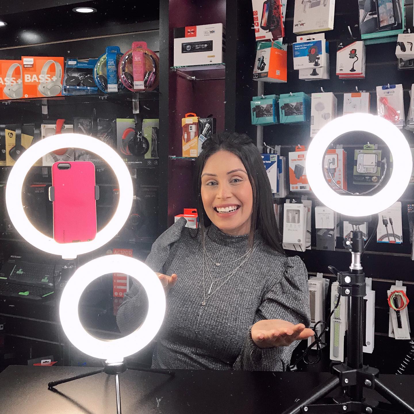 Hoje foi dia de espiar o que chegou de novidades na @coversfloripa • Mostrei tudo que chegou nos stories, corre que ainda da tempo de assistir!

Atendimento personalizado e exclusivo, produtos de alta qualidade e as famosas ring lights com o preço acessível! Tem mais, se você não vai ate a loja a loja vai ate você • publi

O que não pode faltar de acessório no seu celular? No meu é película e capinha!

#coversfloripa