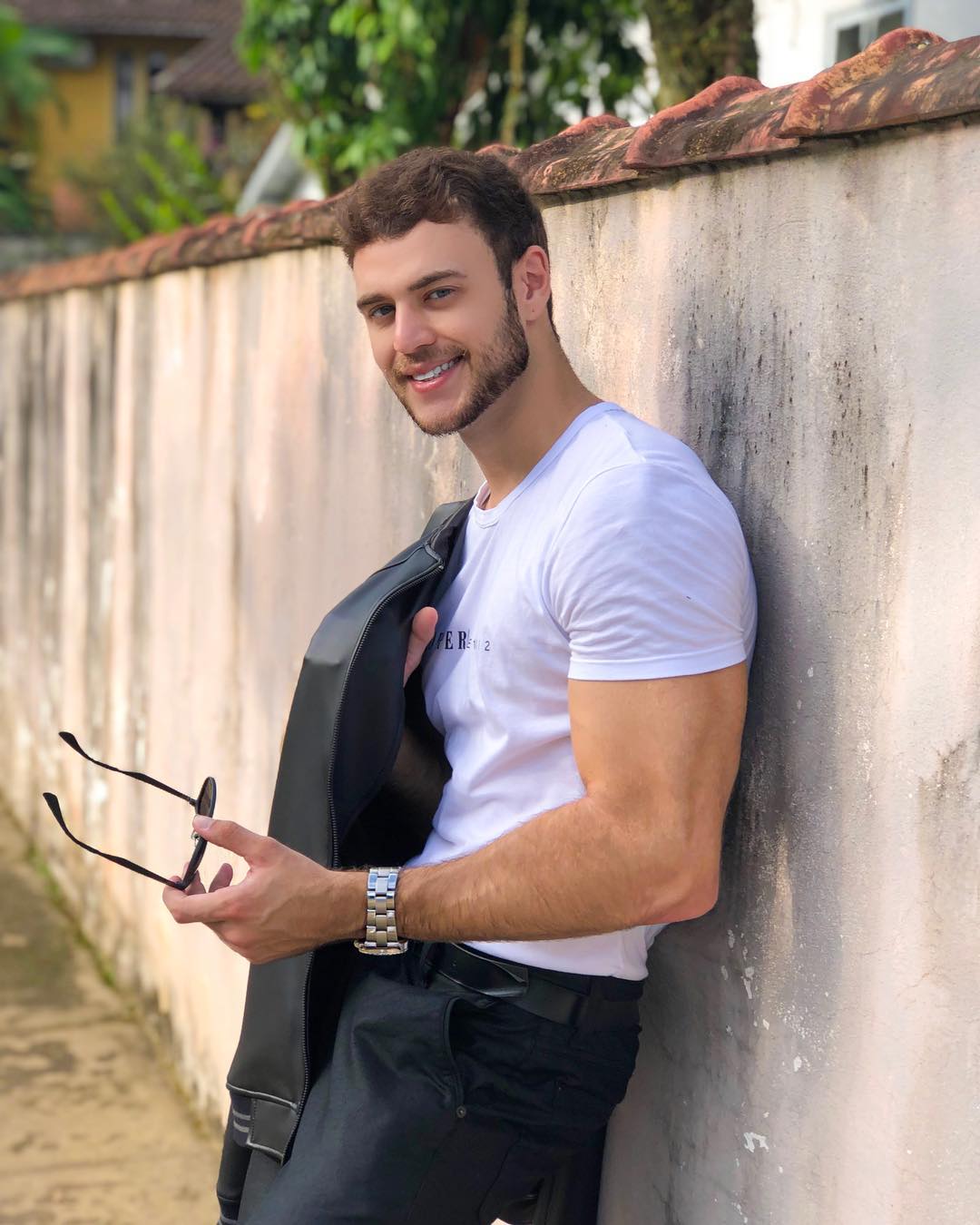 Quem aí também é adepto da moda camiseta pra dentro da calça com cinto?! E a gente também sorri em foto né ?! Fazer carão é legal, mas nem sempre 🤣! look todo da @chopperoficial 😎!
.
.
#me #man #model #malemodel #grass #tshirt #black #white #smile #mens #menswear #mensfashion #mensstreetstyle #mensoutfit #menstyle #menfashion #urbanstyle #casual #streetwear #streetstyle #photooftheday #fashionaddict #denim #bomberjacket #fit #fitfam #fitness #fitnessmotivation