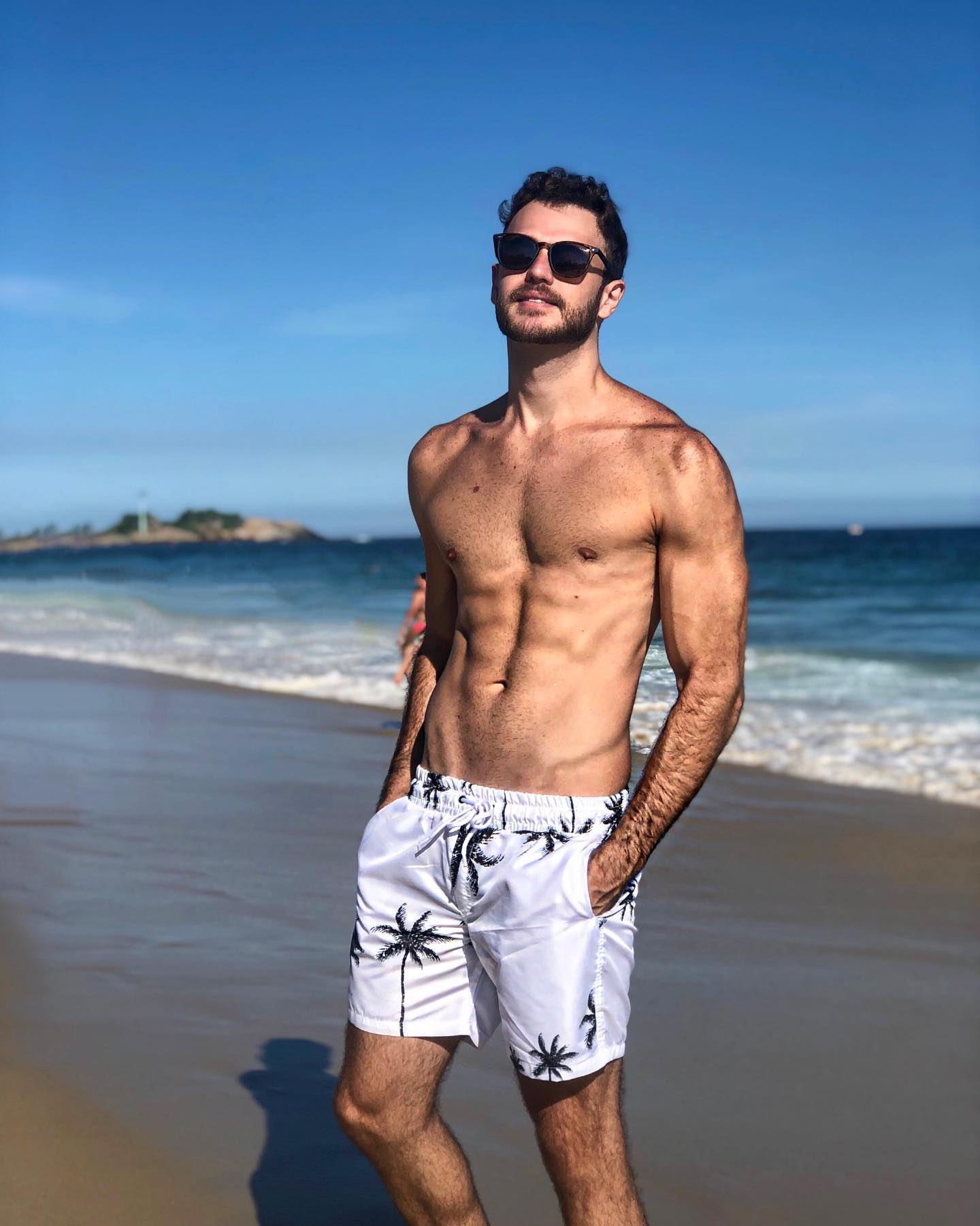 Mantendo o foco no 3/3 que vou estragar hoje à noite haha. Quem curte praia e tá com saudade do calor levanta a mão 😔!
.
.
#sun #sunny #sunnyday #beach #fit #fitness #fitlife #fitfam #fitspo #sunday #sea #ocean #lake