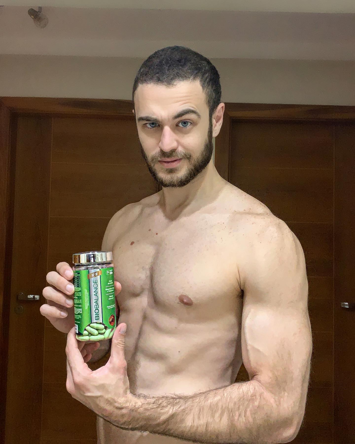 Ei, se liga aqui nesse novo produto da @cellforceusa ! O biobalance é sua saúde em um portinho haha. Um suplemento pra te ajudar na sua desintoxicação perfeita para o seu organismo que está acostumado com conservantes e outras substâncias prejudiciais! Feito de óleo de abacate, colina, vitaminas e minerais. Quem curtiu respira rs!
.
.
#academia #musculo #modelo #modelomasculino #model #men #modelofit #strength #strong #arms #sixpack #6pack #green #protein