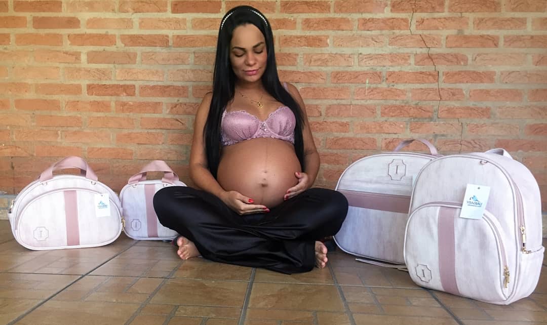 Nessa segunda gestação não poderia ser diferente estou falando das bolsas personalizadas da @uaibaby que são um verdadeiro luxo. 😍 Material de primeira qualidade e acabamento perfeito. Essas serão  nossas companheiras fiéis desde a maternidade. Mamães eu super indico @uaibaby, lá vocês encontram produtos personalizados, com um preço incrível. Confira @uaibaby .
.
.
.
.
.
.
#maternidade #maedemenina #mamaefashion #publicidade #personalizados #babygirl #bolsaspersonalizadas #uaibaby #uaibabyquefez #kitmaternidade