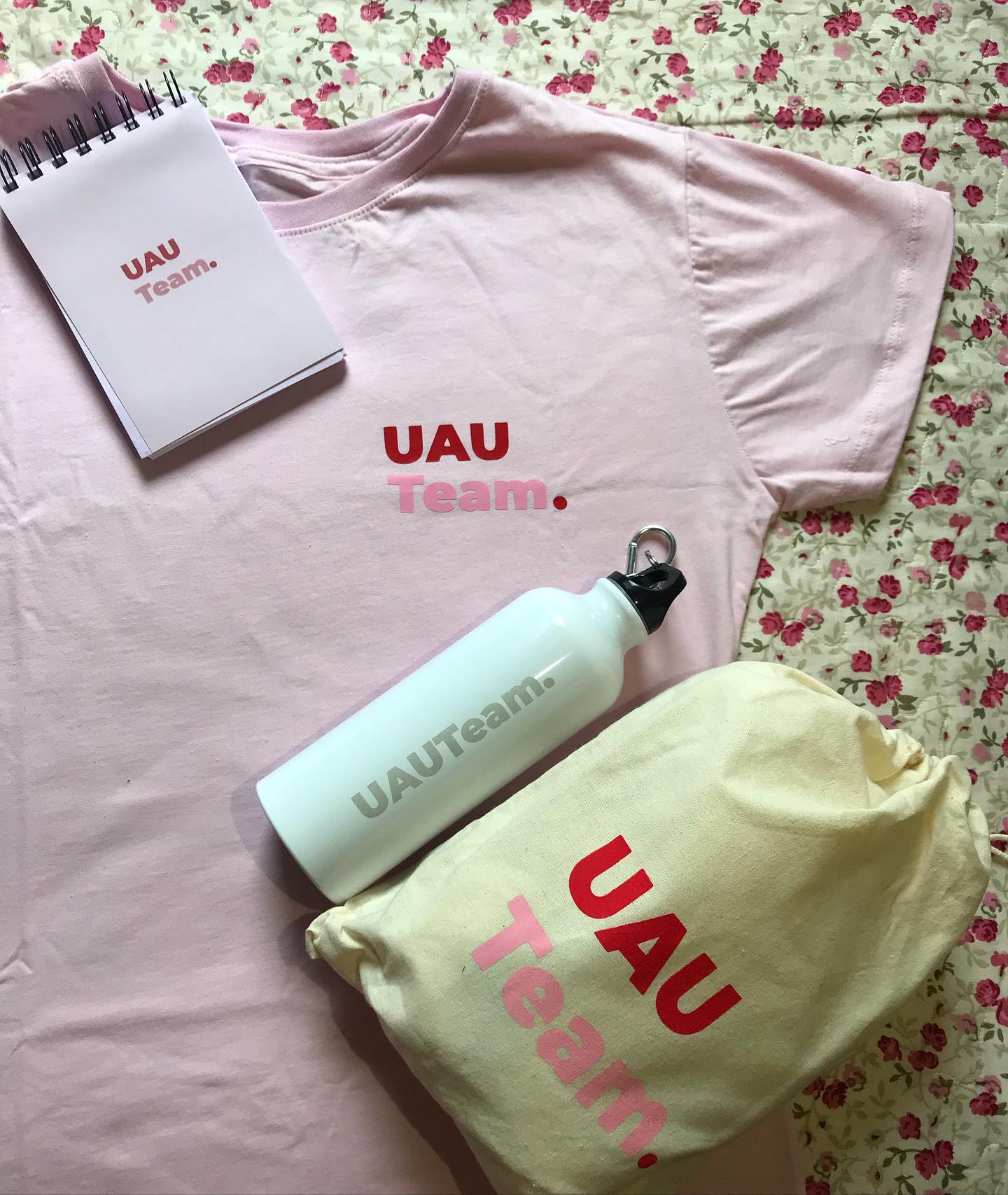 Quem vai vestir a camisa do time @uau.team ? Euzinha 😍 apaixonada pelo meu kit que chegou por aqui. 
.
.
.
.
#uauteam #criarividade #influenciadoradigital #criadoresdeconteudo #uaubox #squeeze #blocodenotas #pink #blogueira #tshirt