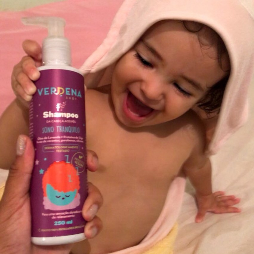 Baby Iza veio mostrar seu recebido 📦

O shampoo sono tranquilo @verdenababy foi desenvolvido para fazer parte do ritual de relaxamento do bebê e prepará-lo para uma noite de sono reparador. 🌙

O shampoo limpa e hidrata os cabelos, é seguro para o couro cabeludo e a pele sensível do bebê. 

Além disso: 
-embalagem é reciclada e reciclável ♻️
- não é testado em animais 🐇
-vegano 🌱

O cheirinho é uma delícia. ❤️
.
.
.
#ecofriendly #horadobanho #sustentabilidade #kids #verdenacosmeticos #higieneinfantil #veganlife #baby #recebidos