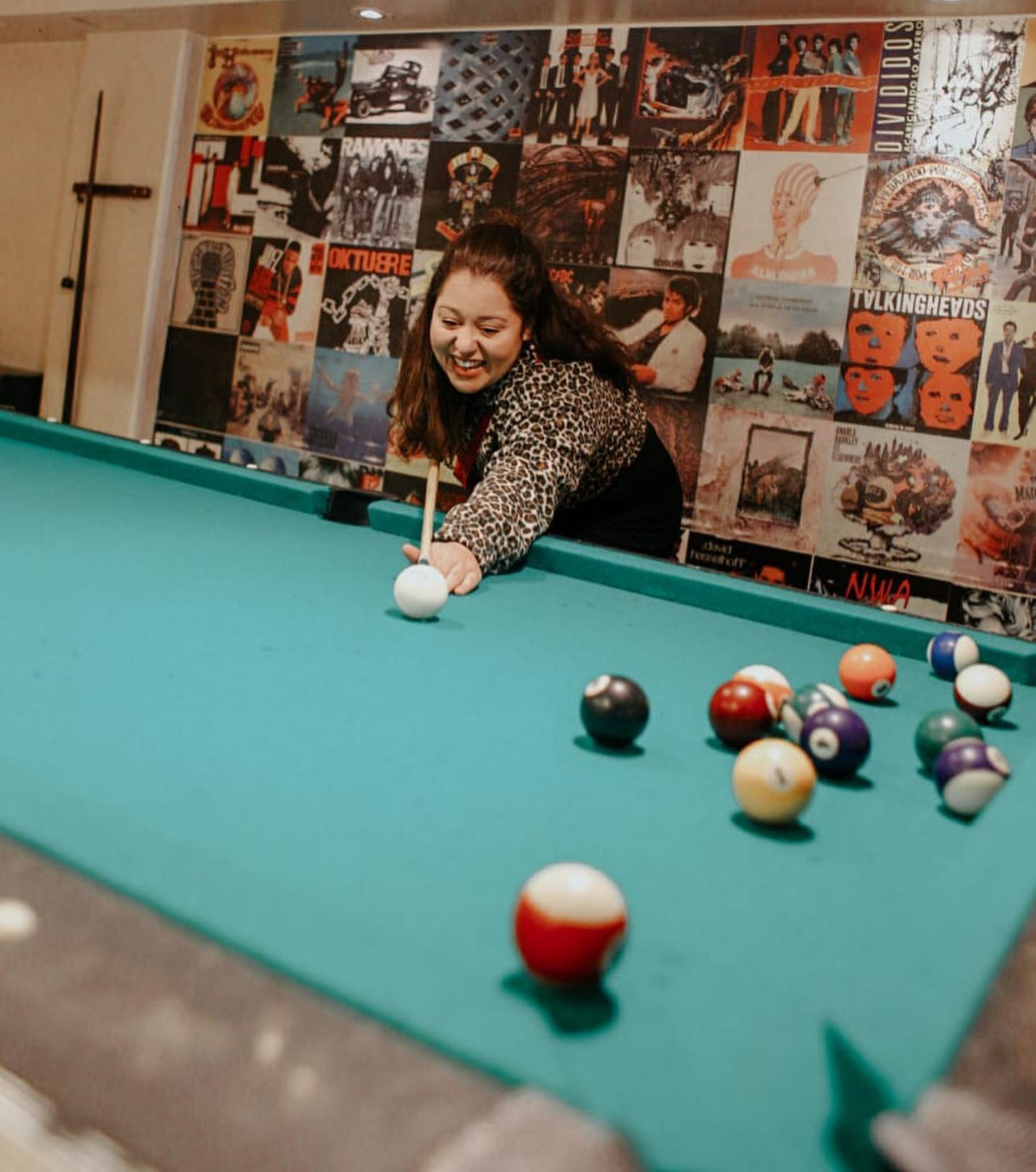 🏠 ONDE SE HOSPEDAR EM BUENOS AIRES? 🇦🇷.
.
🎱 Tem muitas coisas que conquistam meu coração, mas aqui no @milhousehostel o que me conquistou foi sem dúvida a sinuca e a cerveja gelada! Haha 😆 (Sem esquecer o banho quentinho!). Arrasa pro lado e descubra se levo jeito com sinuca 😂  Se você busca um lugar badalado e que seja próximo de tudo pra se hospedar na “Paris latina” você precisa conhecer esse hostel! Eles tem cede em Cusco (Peru), e dois aqui em Buenos Aires (o Hipo e o Avenue). Particularmente, eu prefiro as festas do Hipo, que é o que estou hospedada 🥳.
.
💰 As diárias costumam variar de acordo com o dia da semana e mês do ano. E isso serve pra qualquer lugar do mundo! Mas aqui no @milhousehostel as diárias são a partir de R$40. Não inclui café da manhã mas você consegue comprar no bar daqui um completíssimo (esse que mostrei nos stories todos os dias 🤤) por R$10! 😯.
.
🤯 PRECISO DO SEU CONSELHO! Hoje é minha última noite em Buenos Aires, amanhã acordo cedo pra pegar um ônibus pra Santiago 🇨🇱 (A passagem custou R$275 e a viagem dura 20h). O que devo fazer?.
.
1️⃣ OPÇÃO 1: METER O LOKO
2️⃣ OPÇÃO 2: PEGAR LEVE, afinal amanhã serão enfrentadas 20h num ônibus
3️⃣ OPÇÃO 3: NEM VAI PRA FESTA!.
.
😲 O QUE VOCÊ FARIA? Hahahahaha 🤷🏻‍♀️ comenta aqui e me ajuda a decidir!.
.
⚠️ OBS.: se você tem mais tempo de viagem e gostaria de economizar ainda mais na sua viagem, o hostel também está na plataforma da @worldpackers! Você pode usar o código BANCANDOLAGRINGAWP e ganhar DEZ DÓLARES de desconto na sua anuidade! .
.
.
.
.
#travel #buenosaires #milhouse #milhousehostel #argentina #medialuna #turismonaargentina #americalatina #americadosul #backpackers #worldpackers #sinuca #pool #pooltable  #prefiroviajar #caiotravels