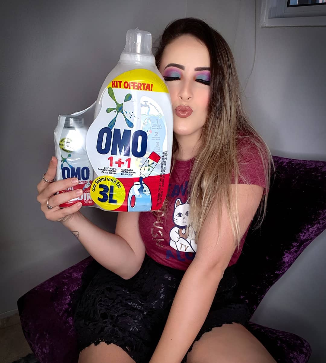 Você já conhece essa novidade da @omobrasil ? Esse é o novo Omo para diluir, um formato inovador de lava roupas líquido com alto rendimento, são 500 ml que viram 3 litros. Para preparar você deve diluir o produto em 2,5 litros de água em temperatura ambiente, utilizando sua garrafa vazia de 3 litros(e vou te falar, as estampas dos rótulos são um charme, e você pode escolher o seu), se você mantiver sempre sua garrafa, poderá optar por comprar somente o refil, ajudando assim nosso planeta, afinal, a embalagem é feita com 75% menos plástico, além de ser 100% reciclável, gerando assim, menos lixo. Então corre e aproveita essa super novidade da Omo! 
#NovoOmoParaDiluir #Omo #omobrasil #LavaRoupas #Publi #BoaTarde #Beijos #aproveita